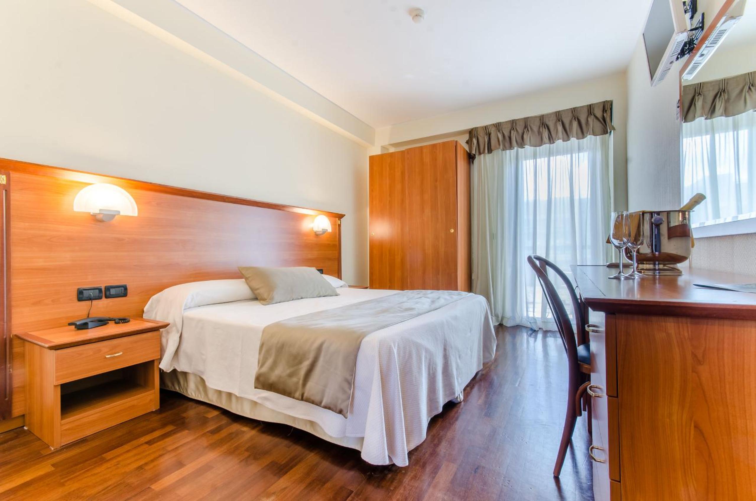 Standard Double or Twin Room - Photo 1