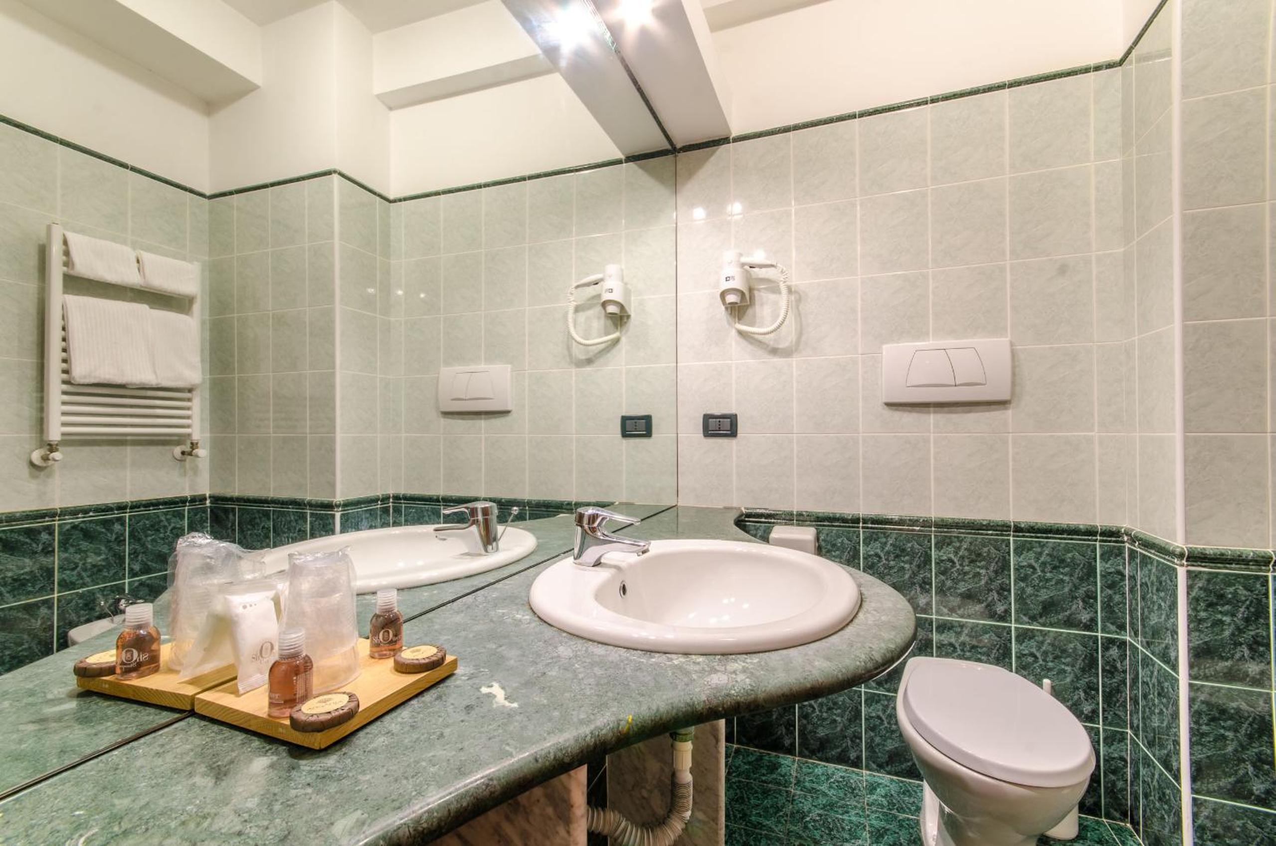 Standard Double or Twin Room - Photo 5