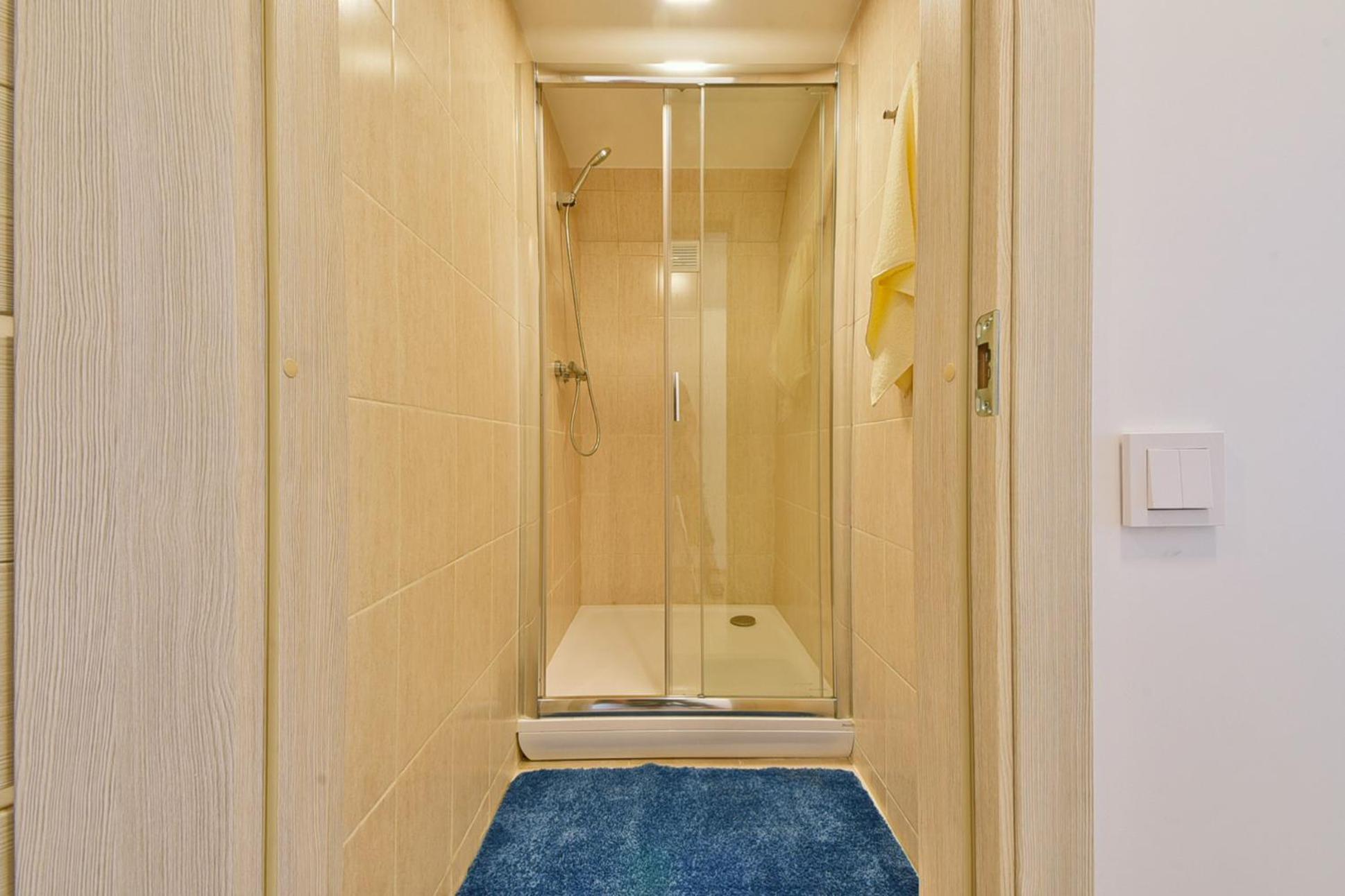 Single Room with Shared Bathroom photo 3