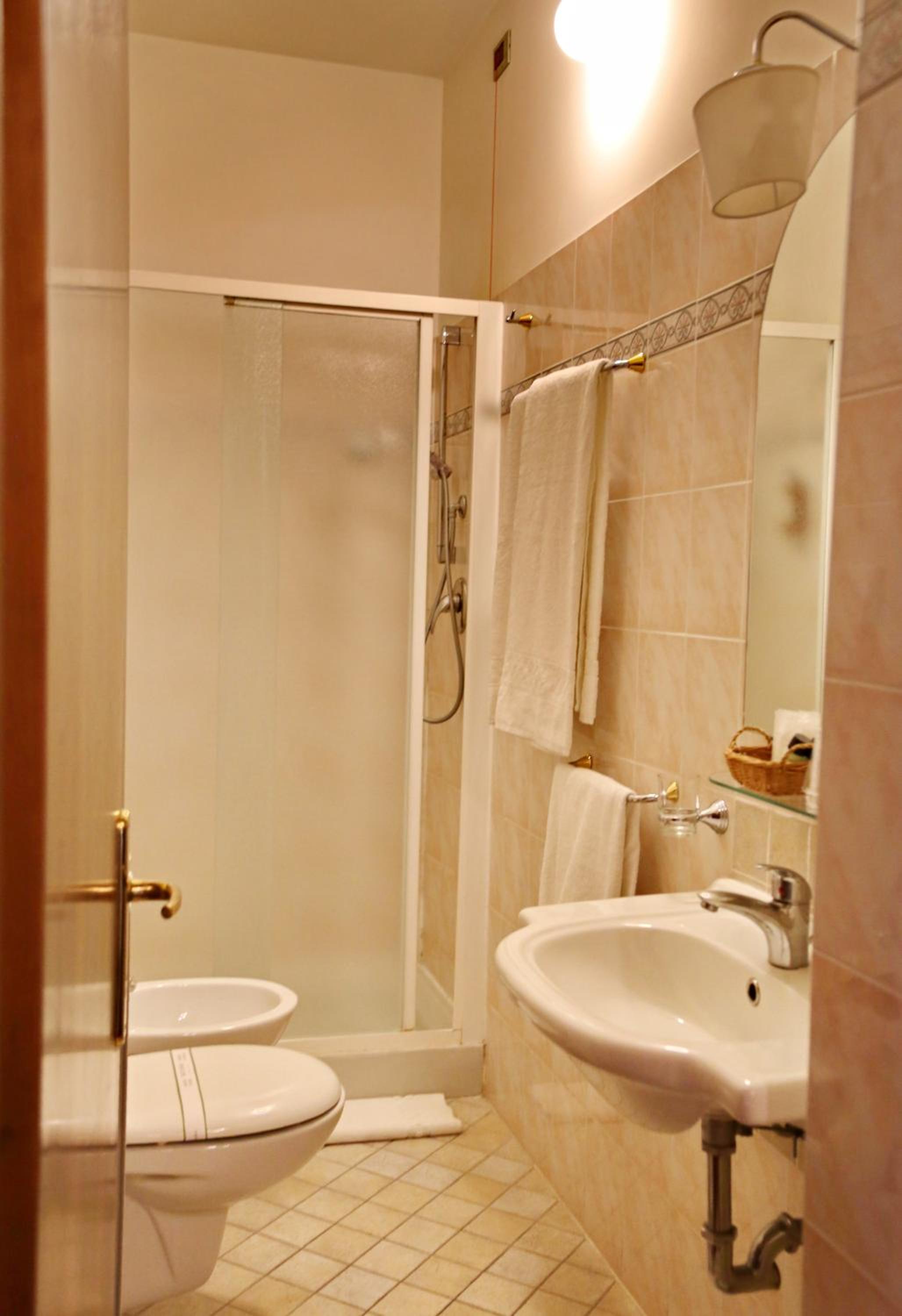 Standard Double or Twin Room - Photo 6