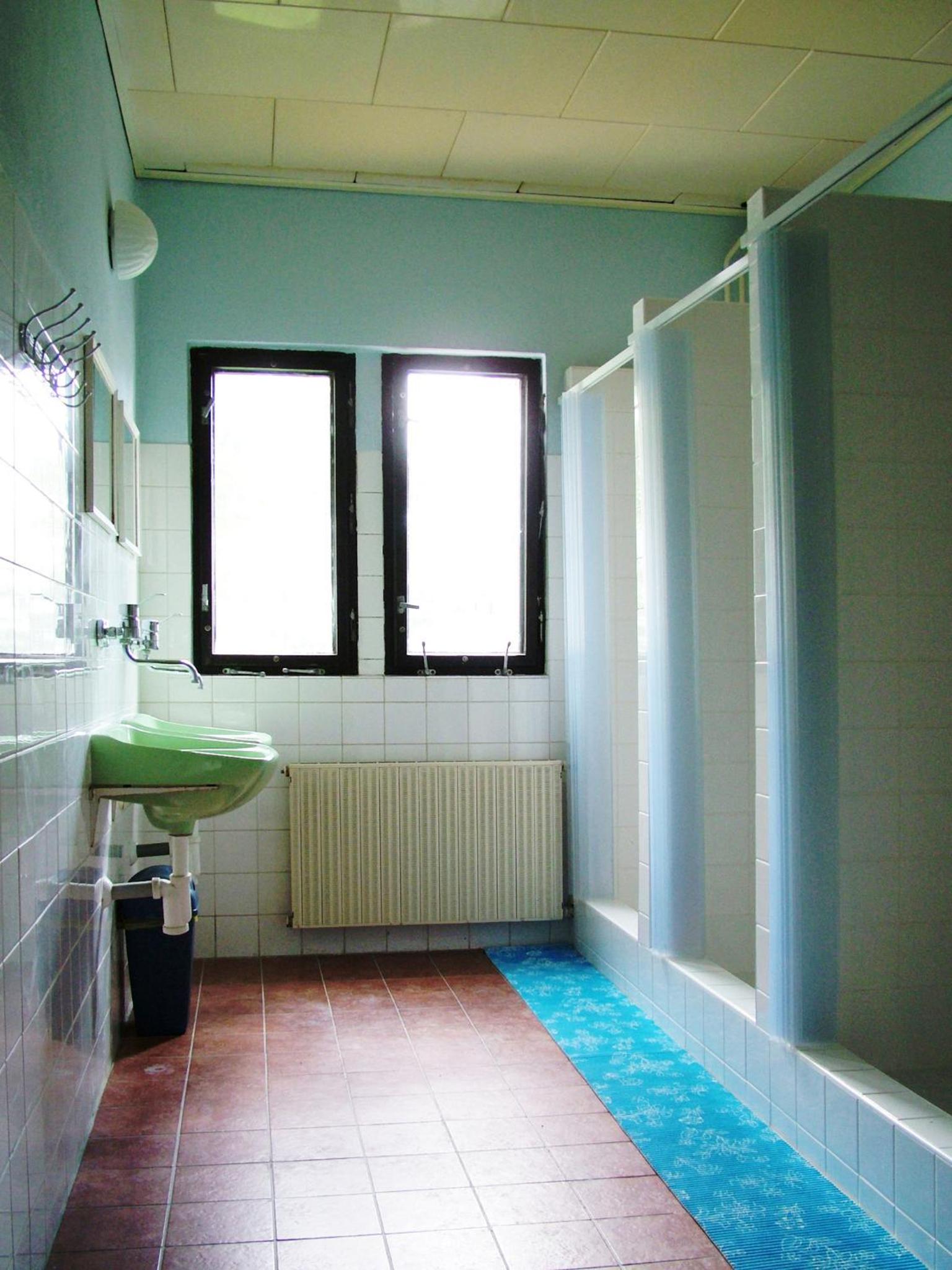 Family Room with Shared Bathroom photo 3