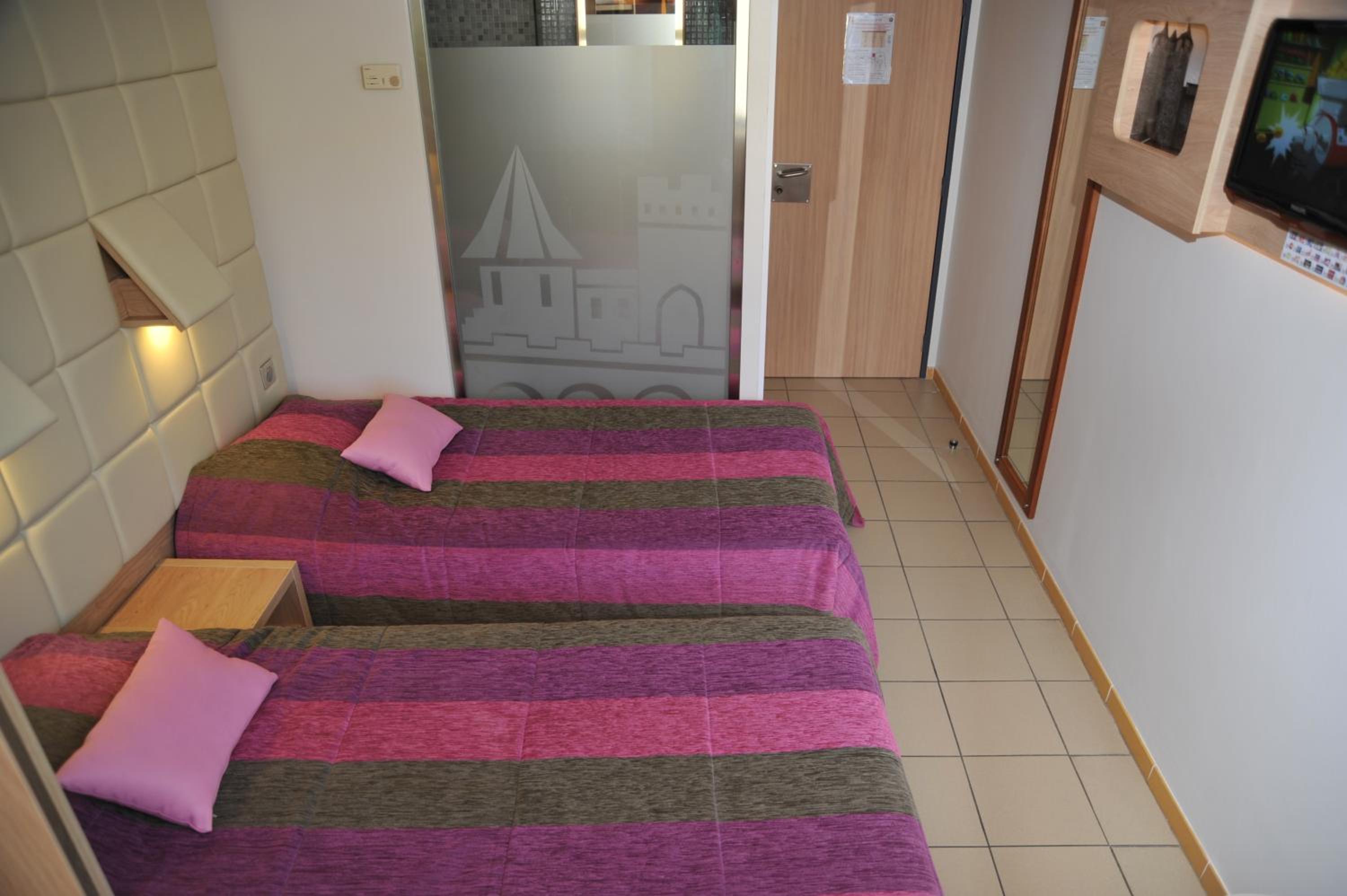 Standard Twin Room - Photo 4