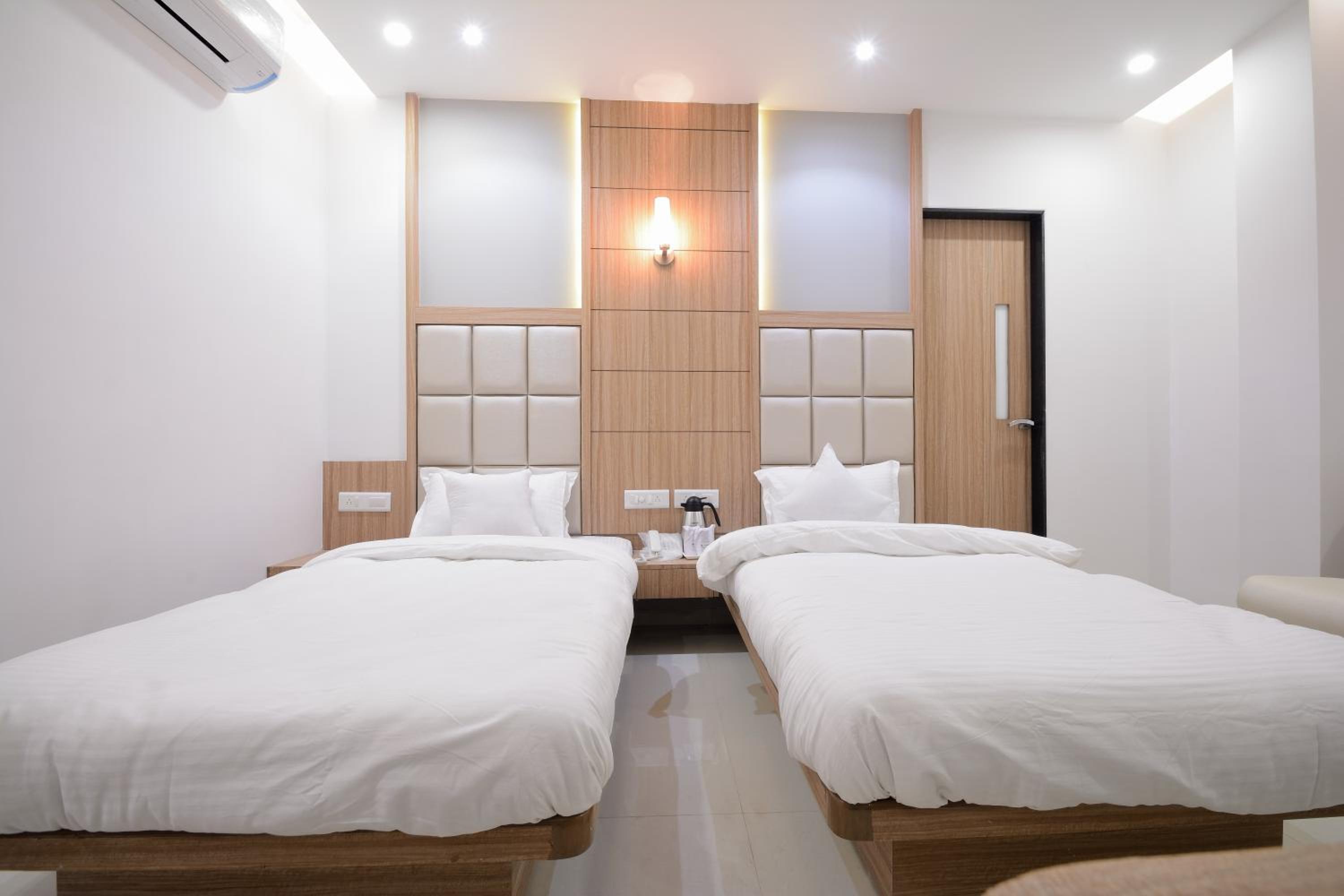 Deluxe Double Room - Photo 10