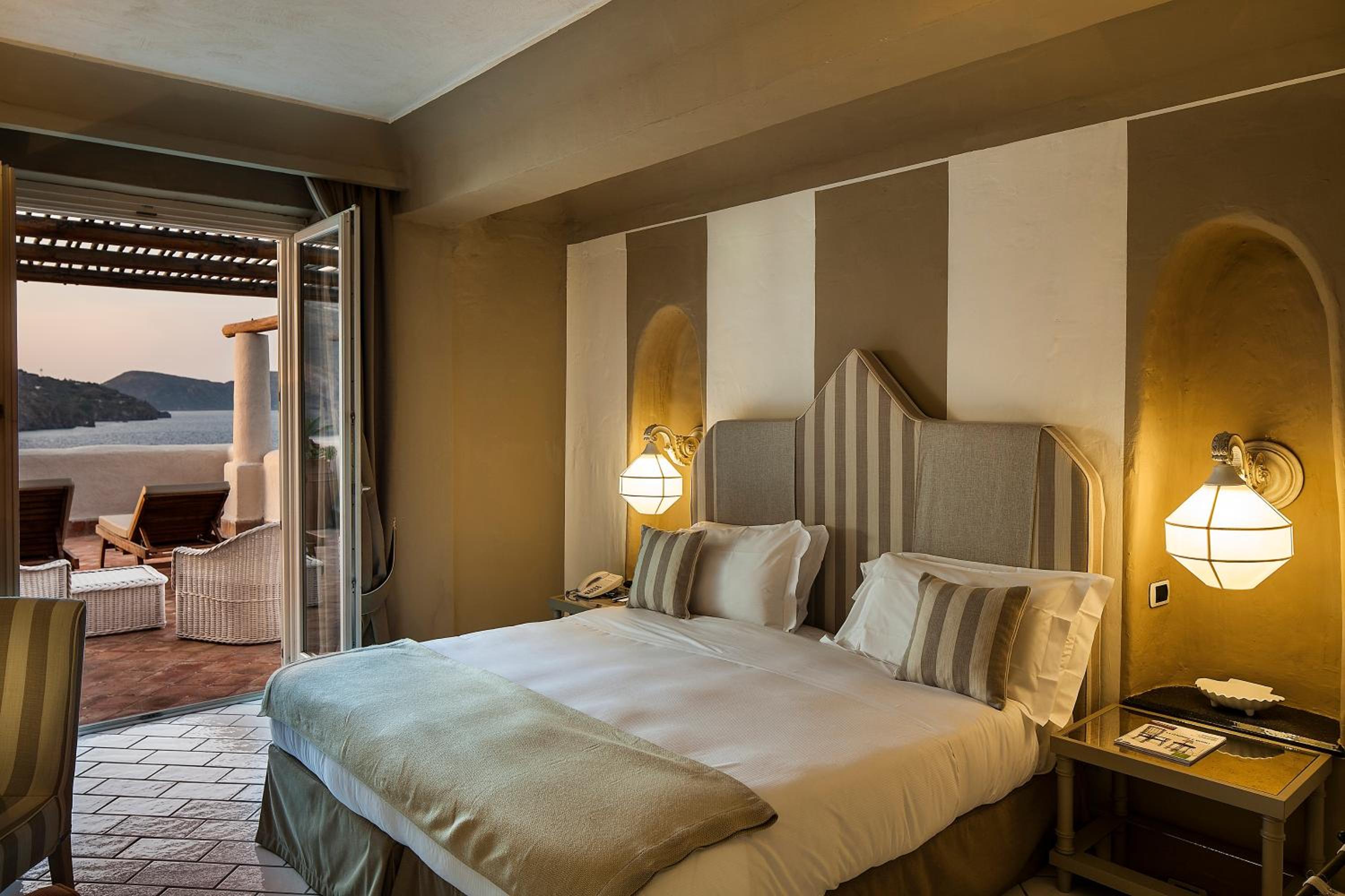 Deluxe Double Room - Photo 11