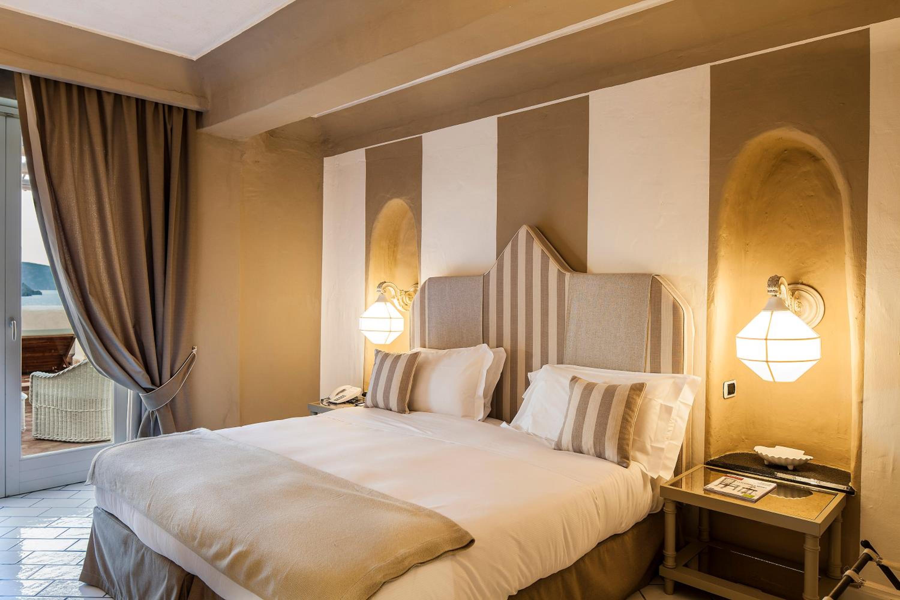 Deluxe Double Room - Photo 8