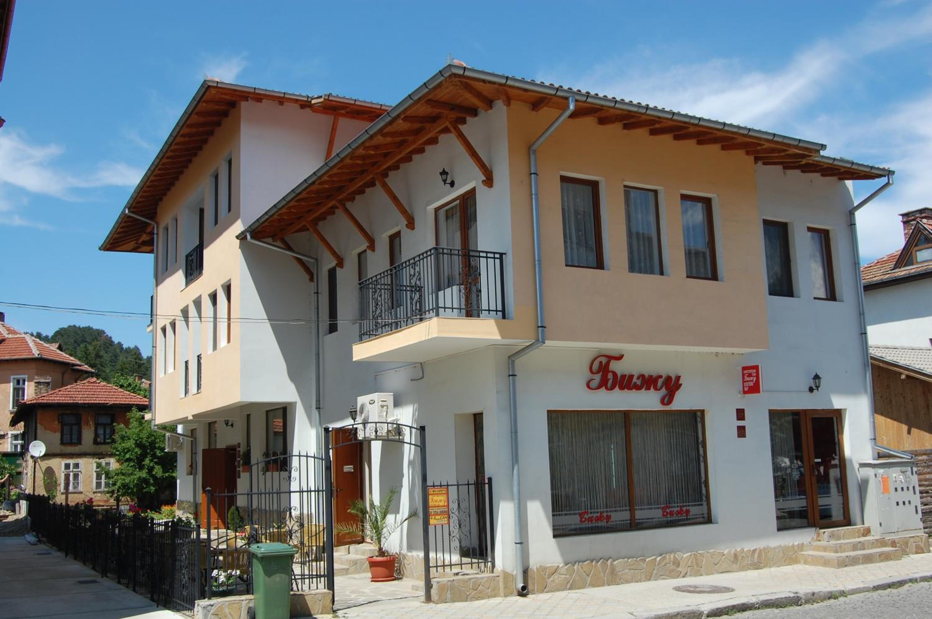 Eight-Bedroom House photo 3