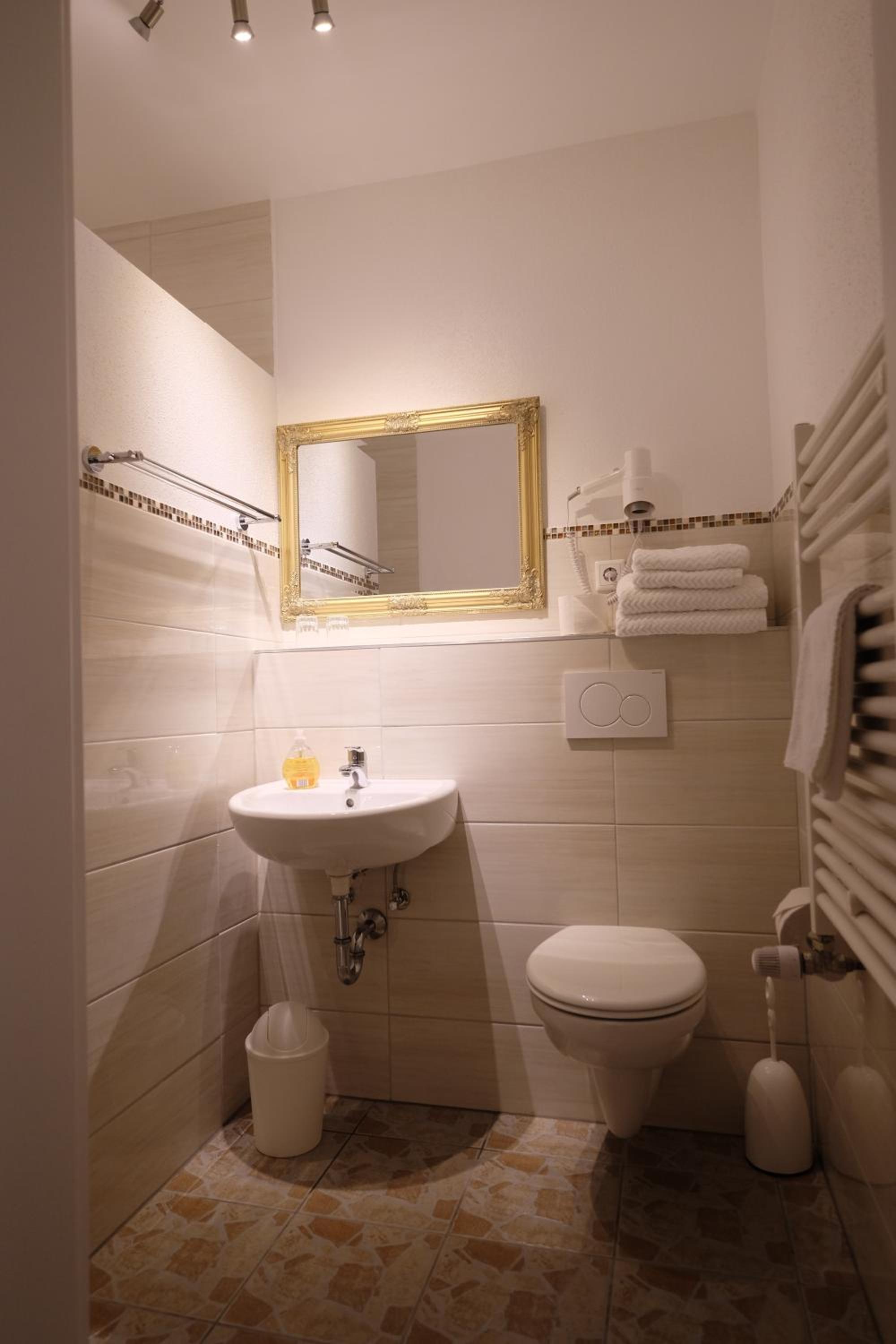 Double or Twin Room - Photo 3