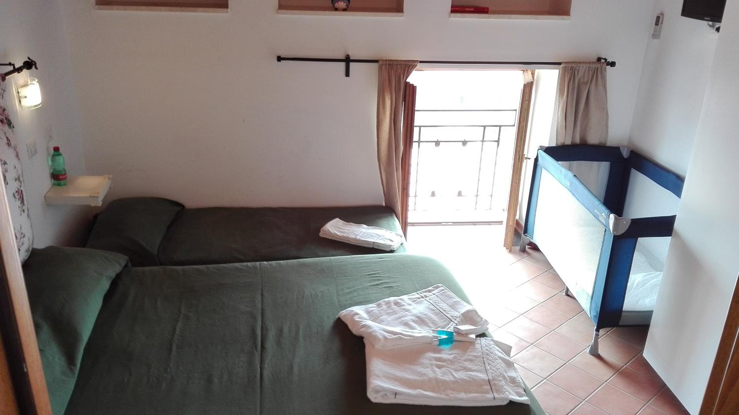 Family Room with Sea View - Photo 2