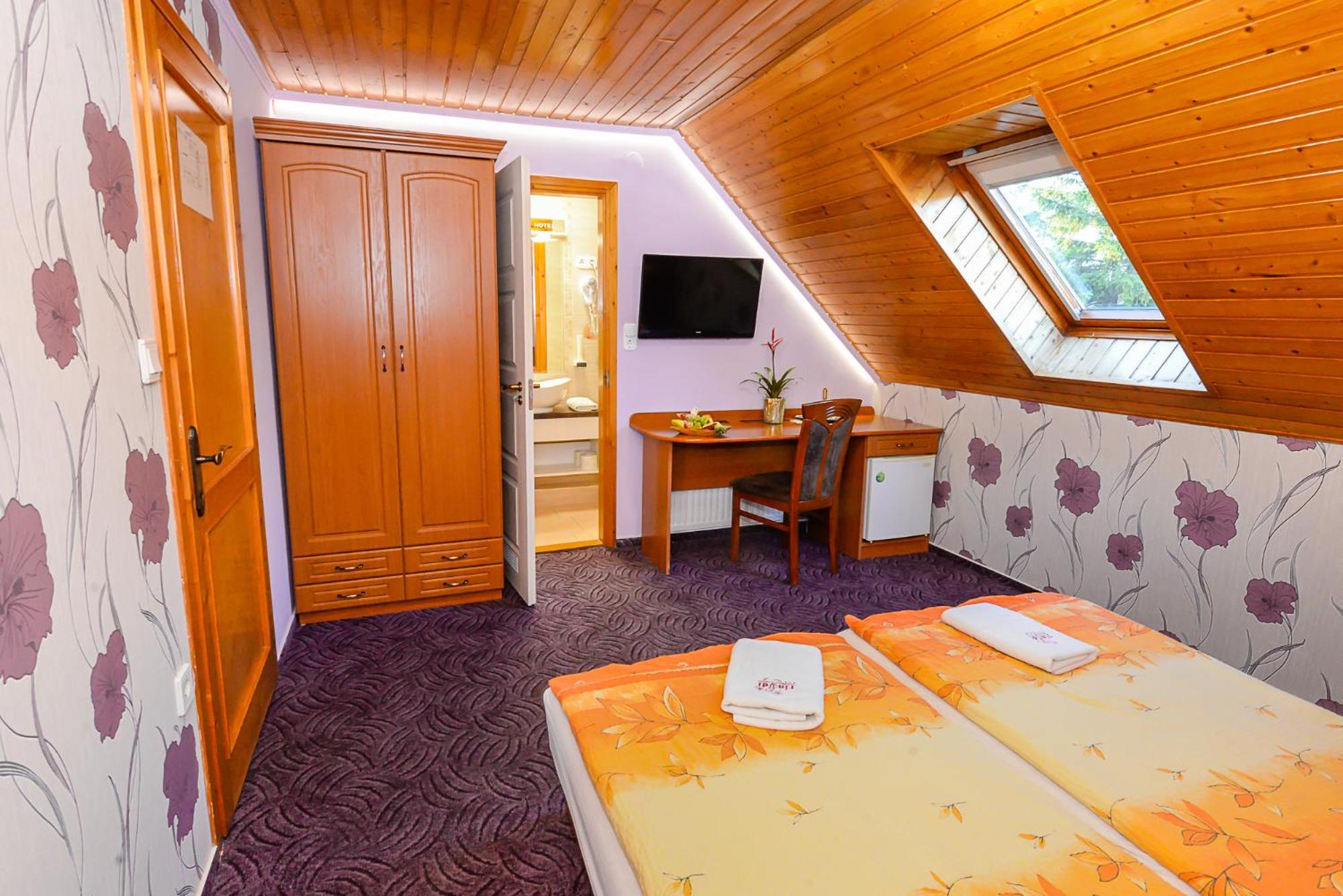 Standard Queen Room - Photo 11