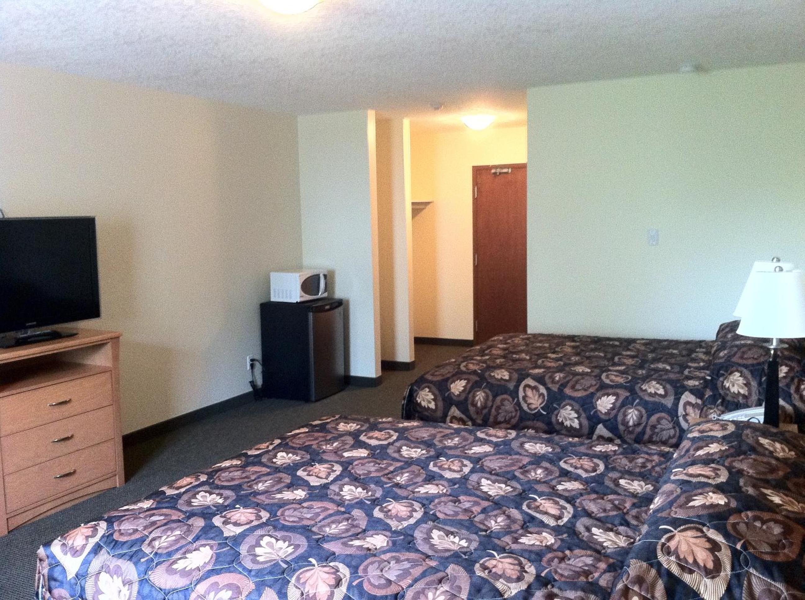 Queen Room with Two Queen Beds photo 2
