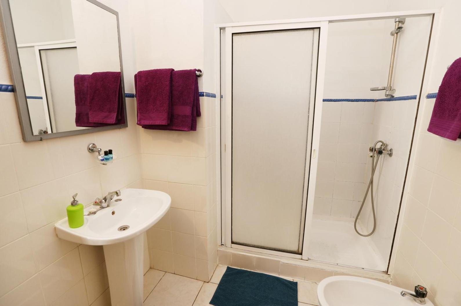 Double or Twin Room with City View - Photo 4