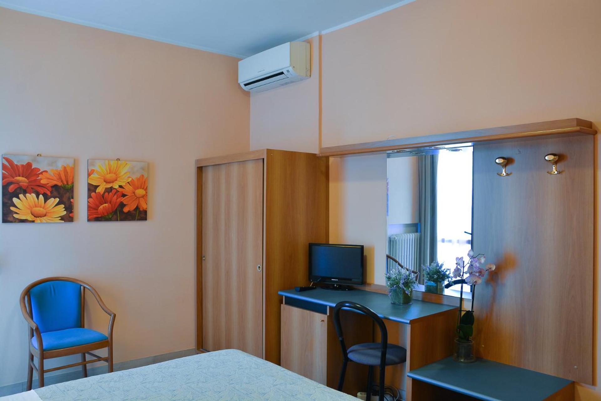 Double or Twin Room - Photo 8