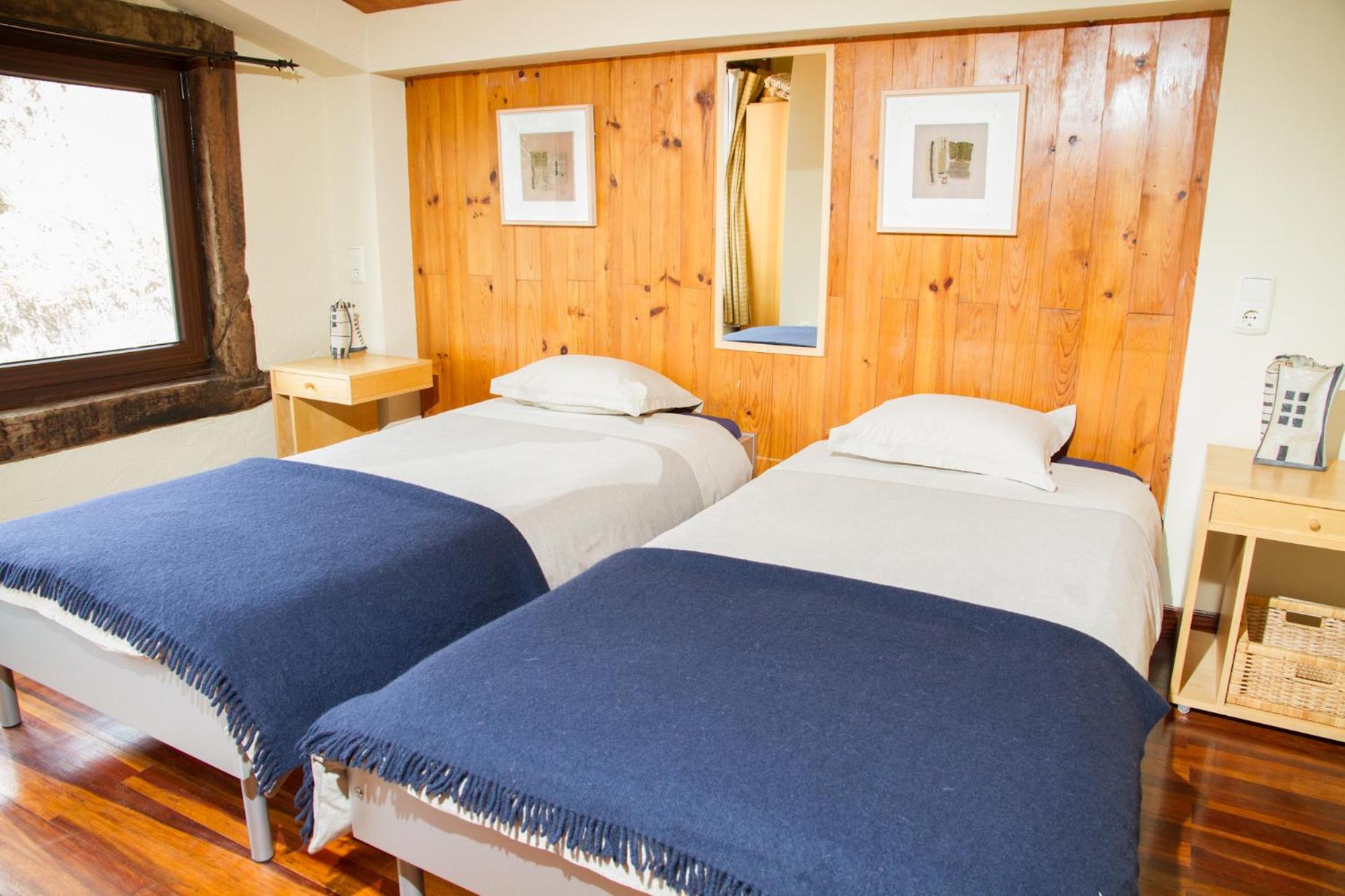 Habitación Estándar con Dos Camas y Baño Compartido