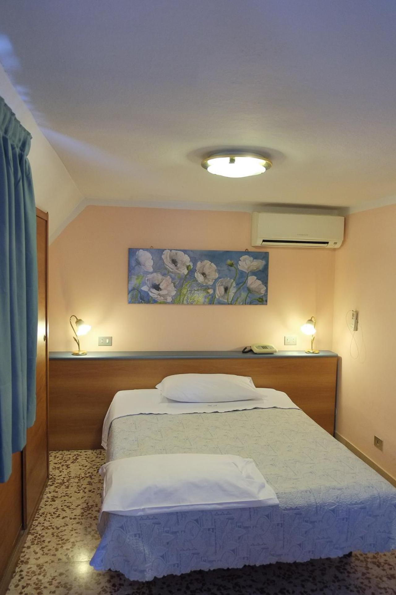Single Room photo 3