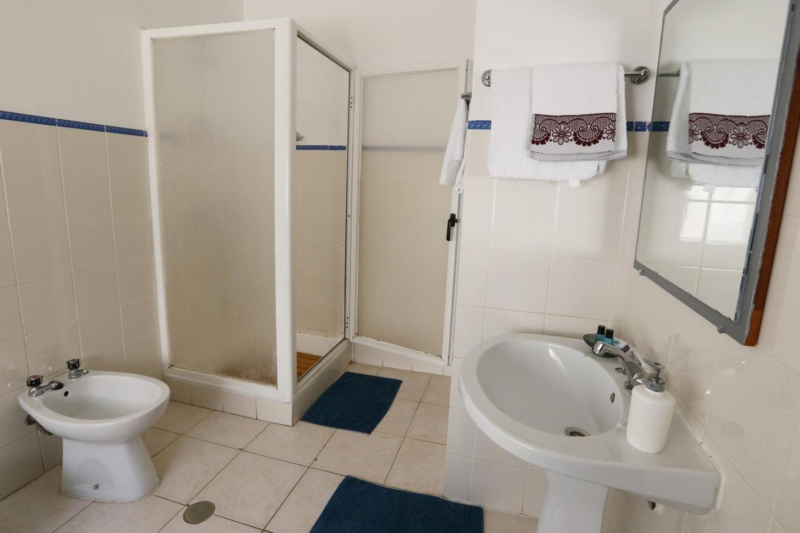 Double Room with Private Bathroom - Photo 2