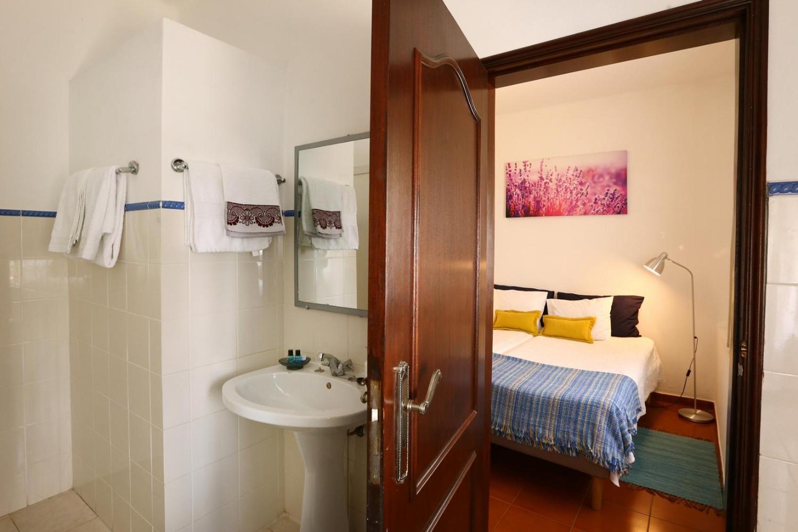 Double Room with Private Bathroom - Photo 11