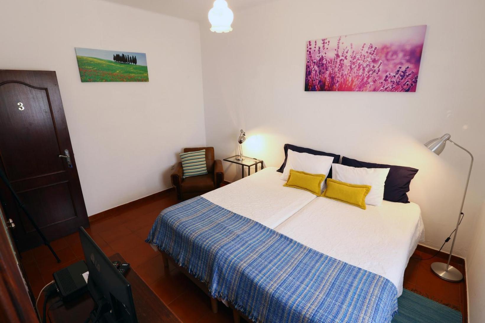 Double Room with Private Bathroom - Photo 9