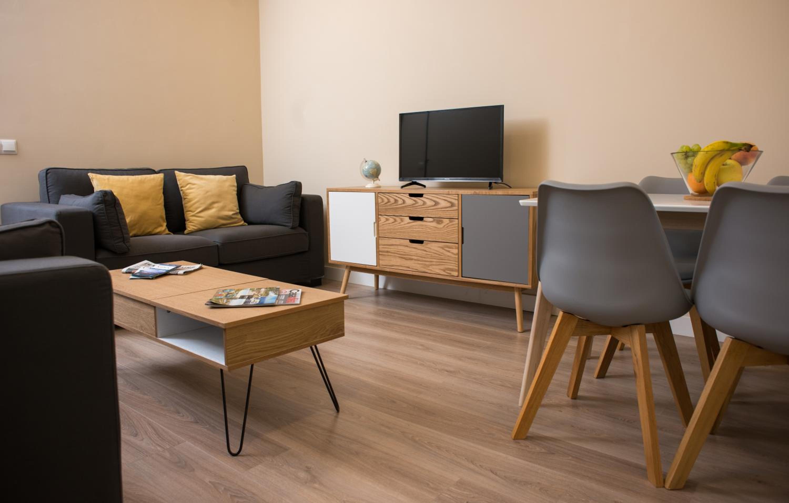 Apartamento de dos habitaciones con patio trasero