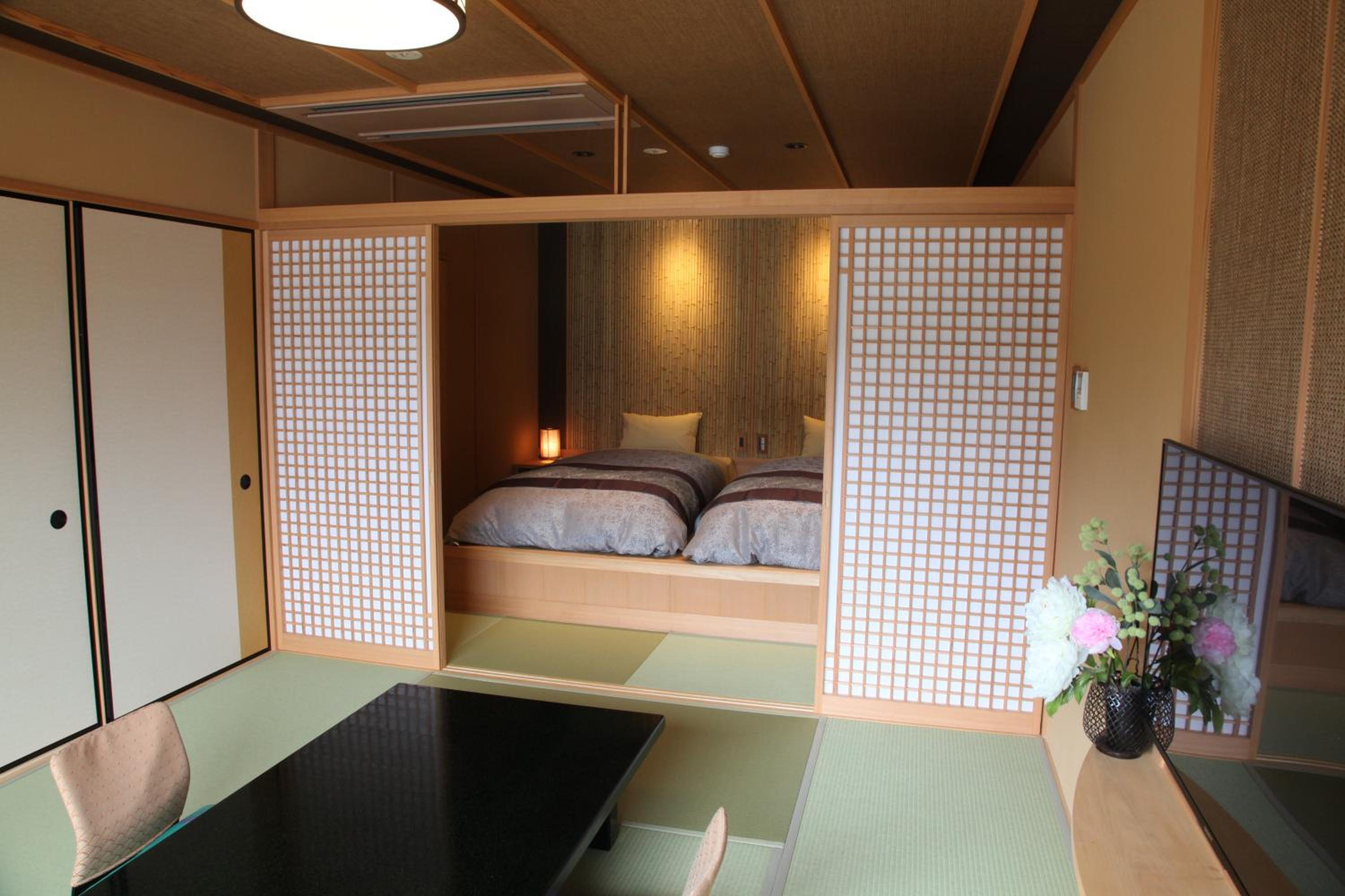 Quadruple Room with Lake View - Non-Smoking - Photo 5