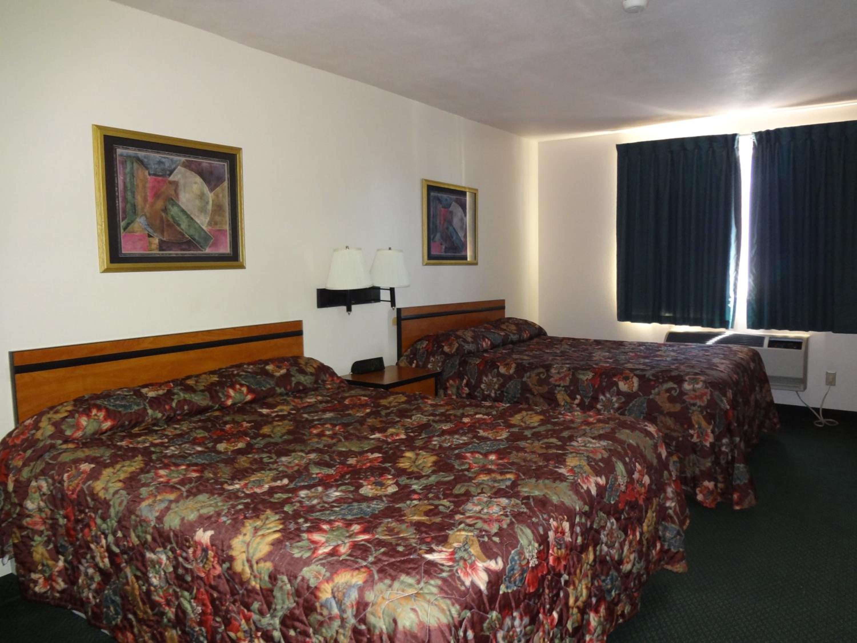 Queen Room with Two Queen Beds - Non-Smoking - Photo 2