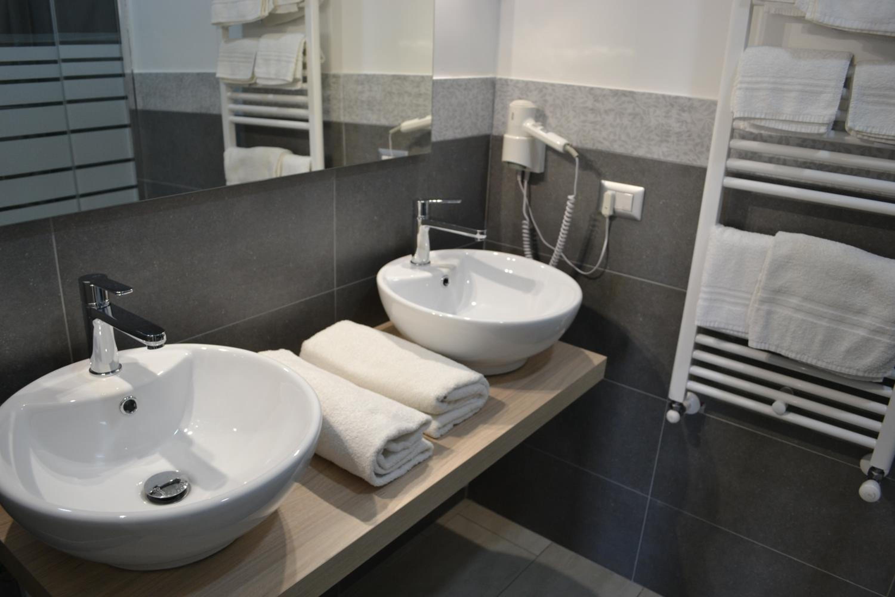 Deluxe Double Room with Balcony photo 3