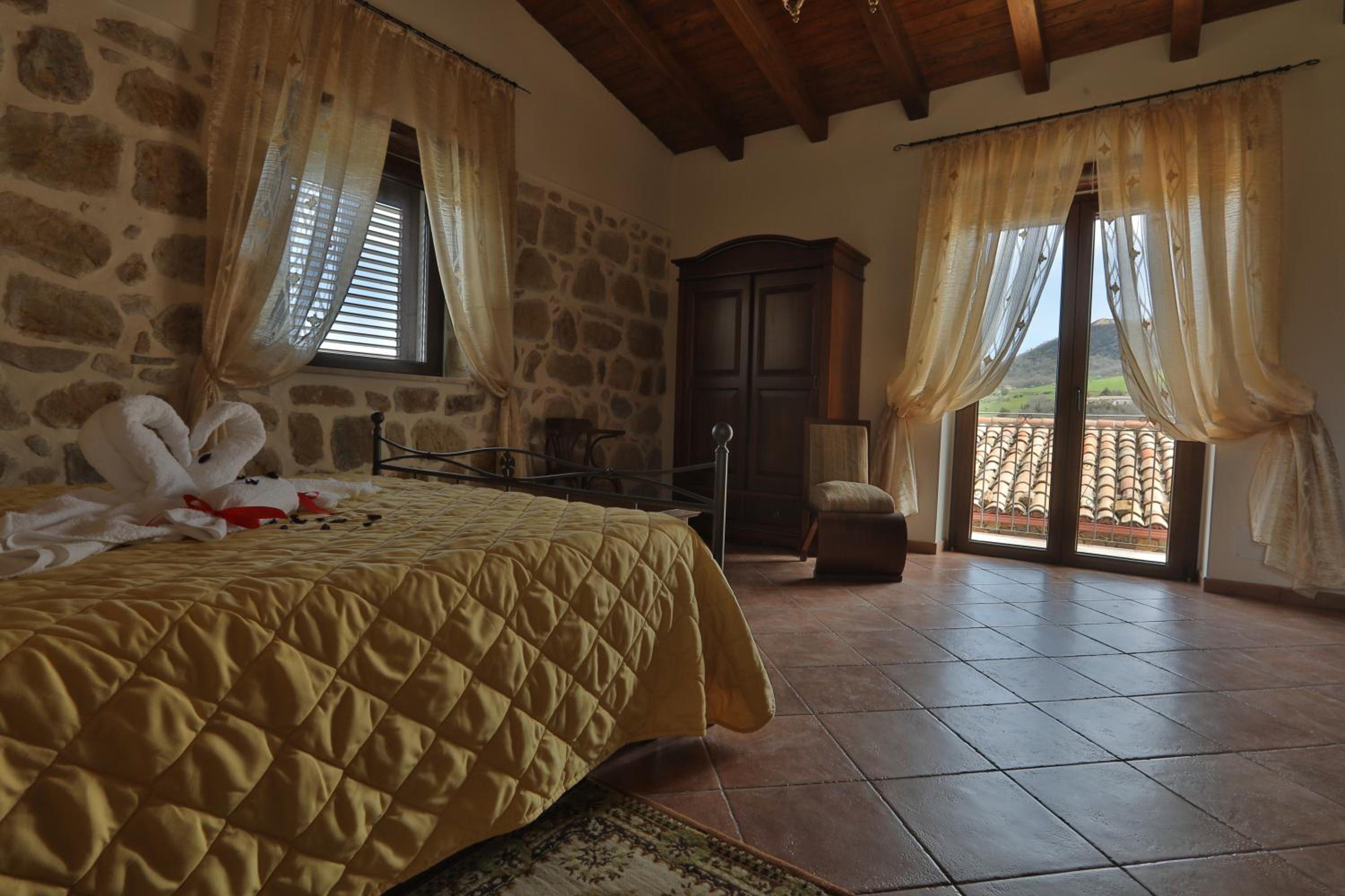 Deluxe Room (2 Adults + 1 Child) - Photo 4