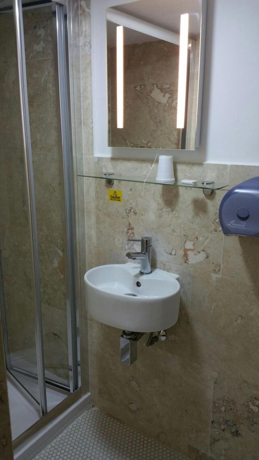 Double Room - Photo 18
