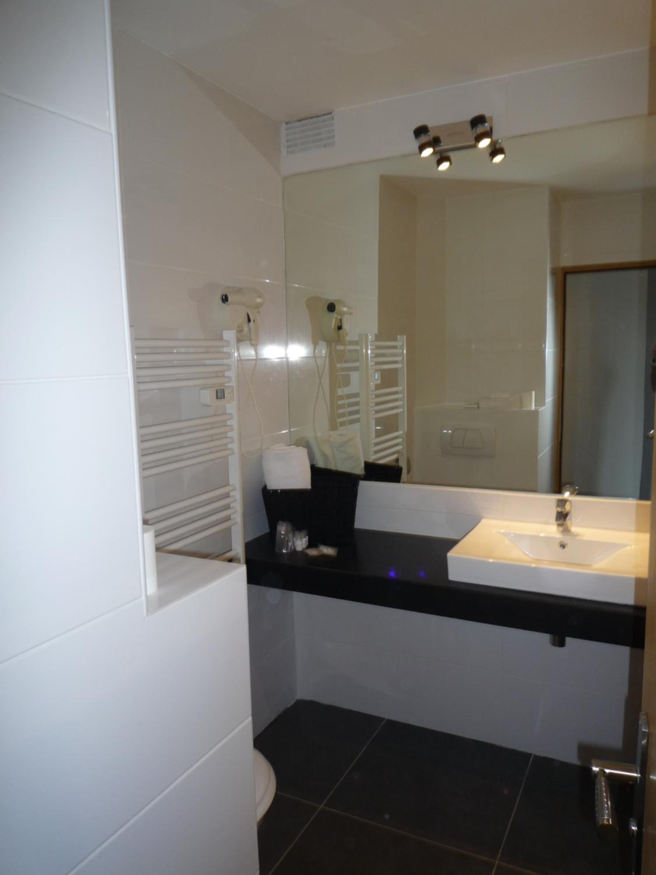 Comfort Double or Twin Room with Swimming pool Access with Balcony or Terrace - Photo 8