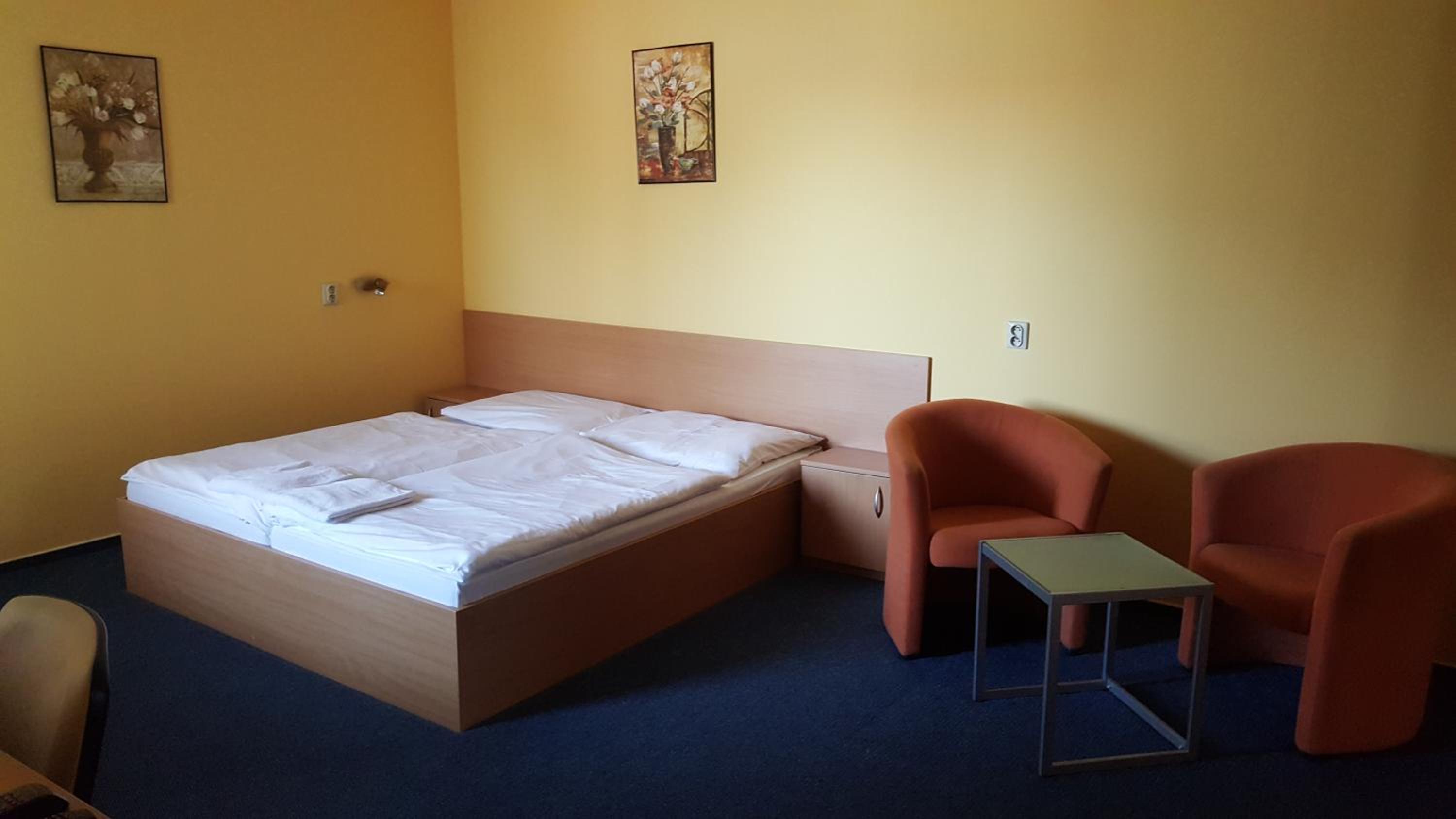 Large Double Room - Photo 3