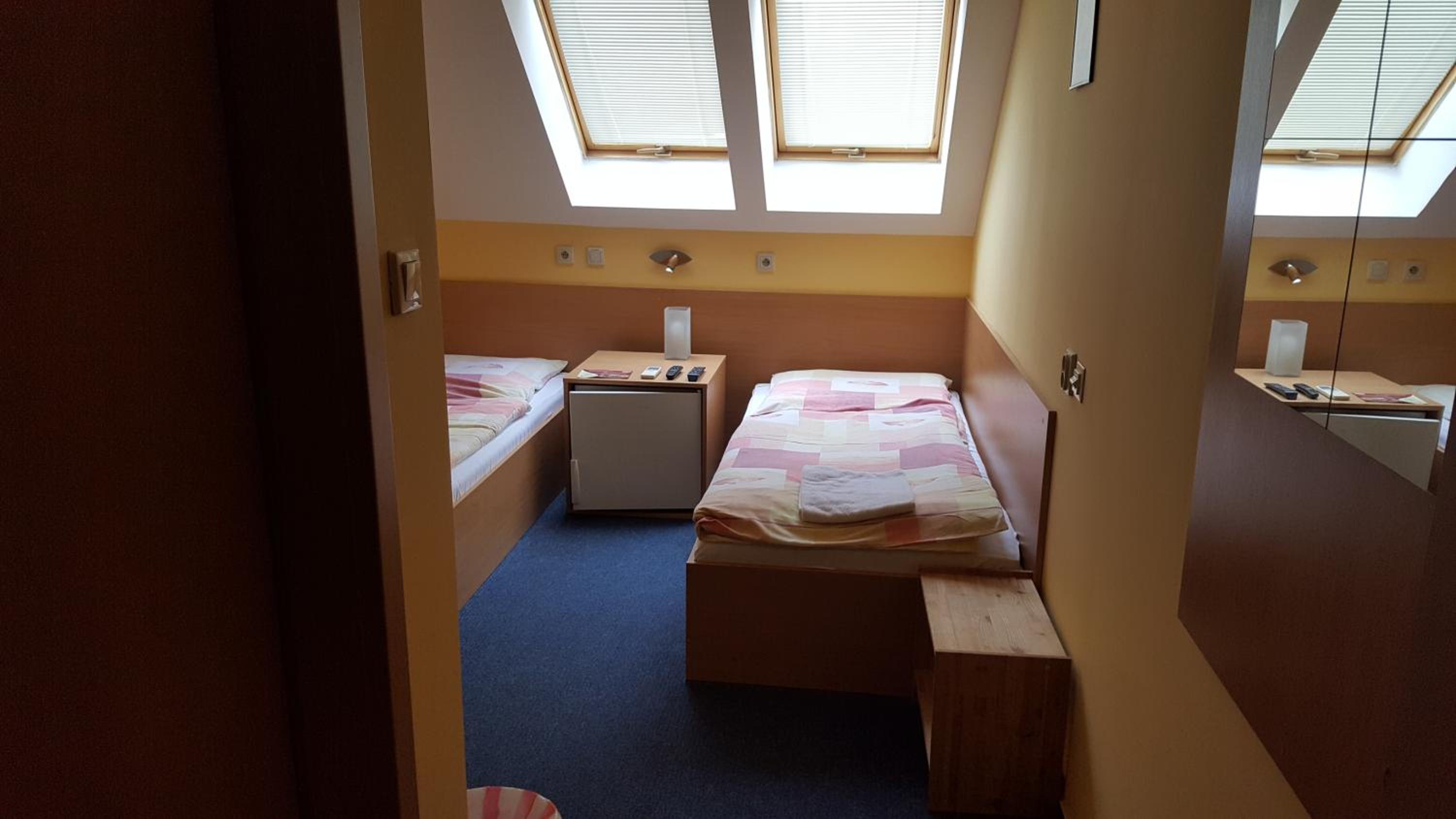 Standard Twin Room - Photo 4