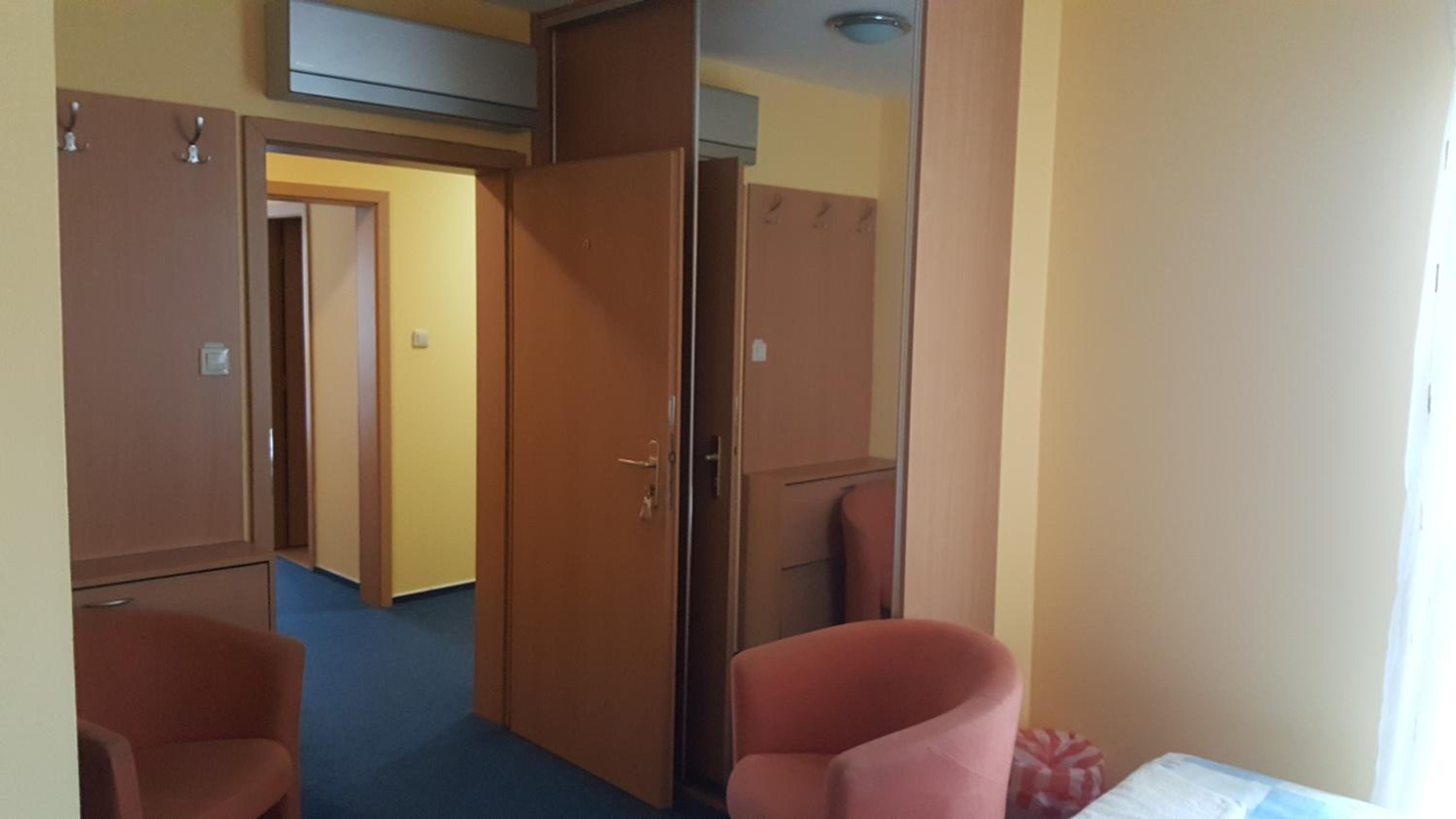 Standard Twin Room - Photo 7