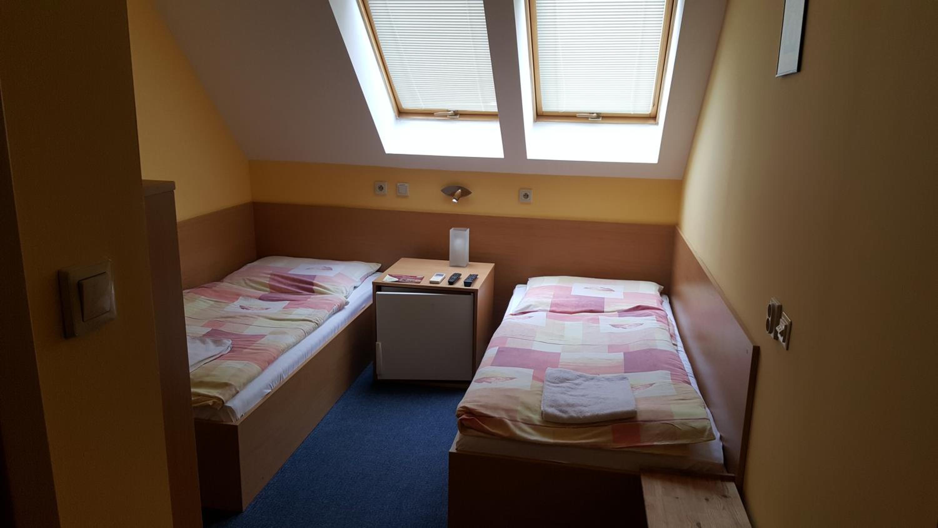 Standard Twin Room - Photo 5