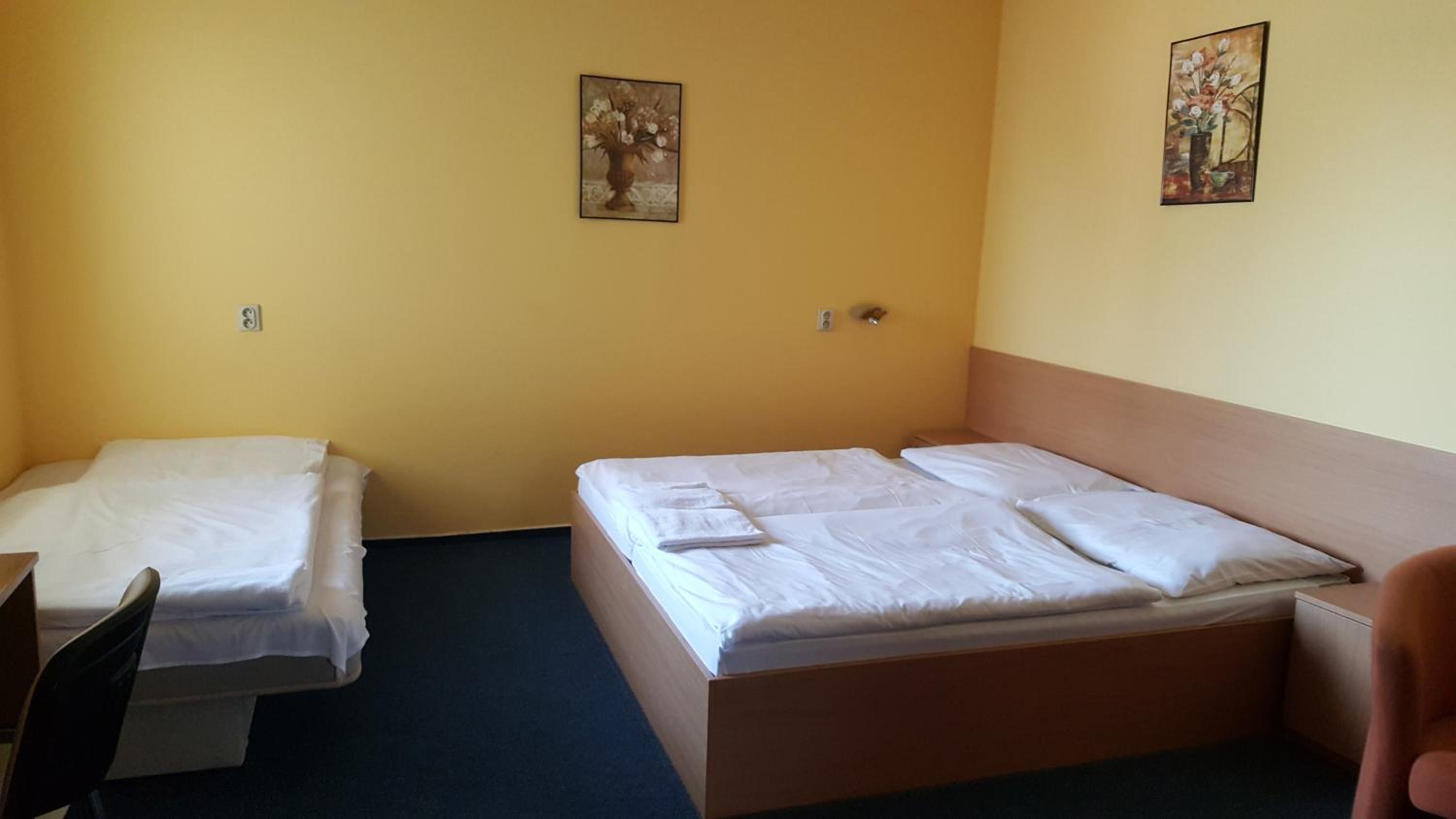 Large Double Room - Photo 6