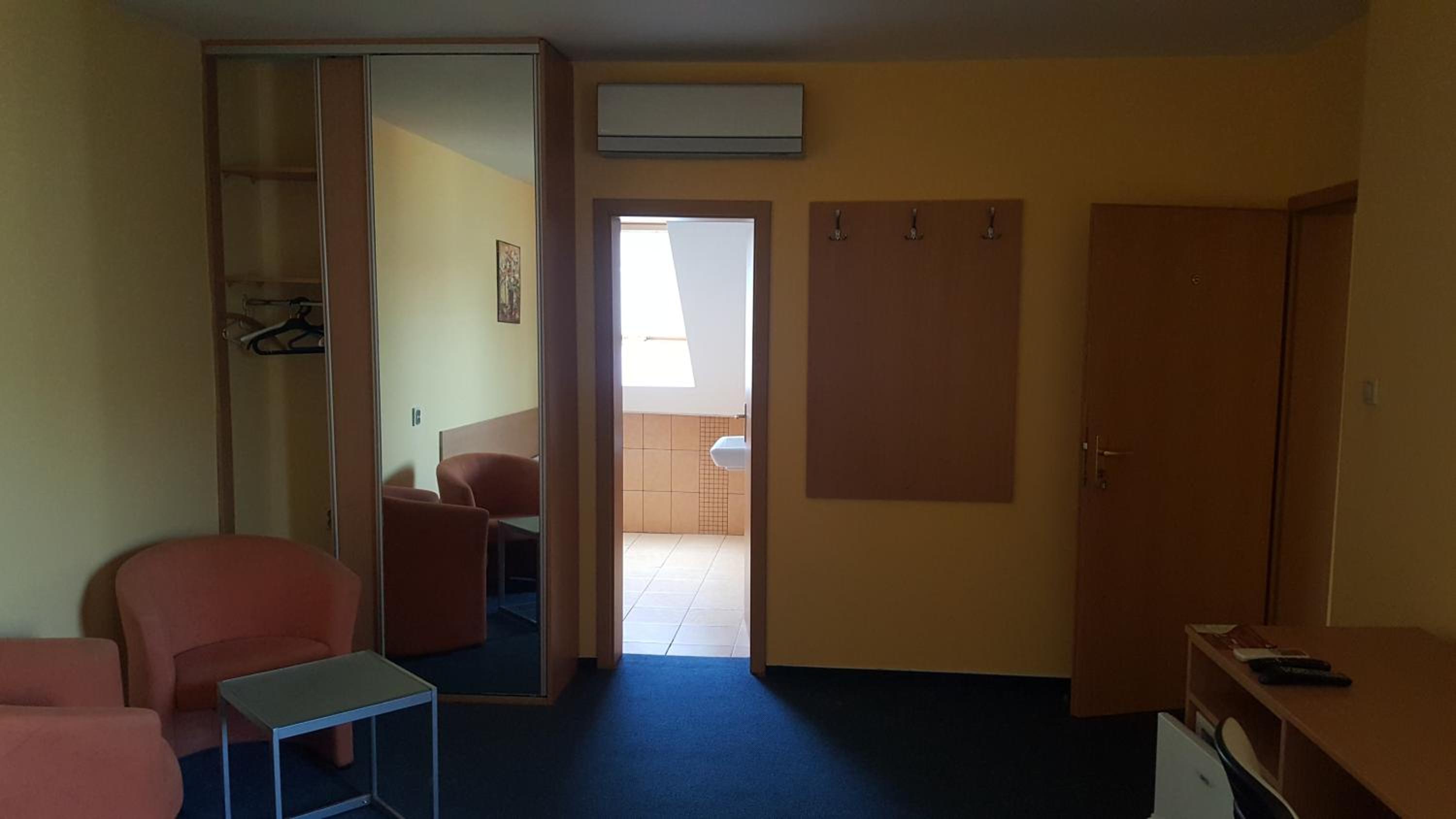 Large Double Room - Photo 5