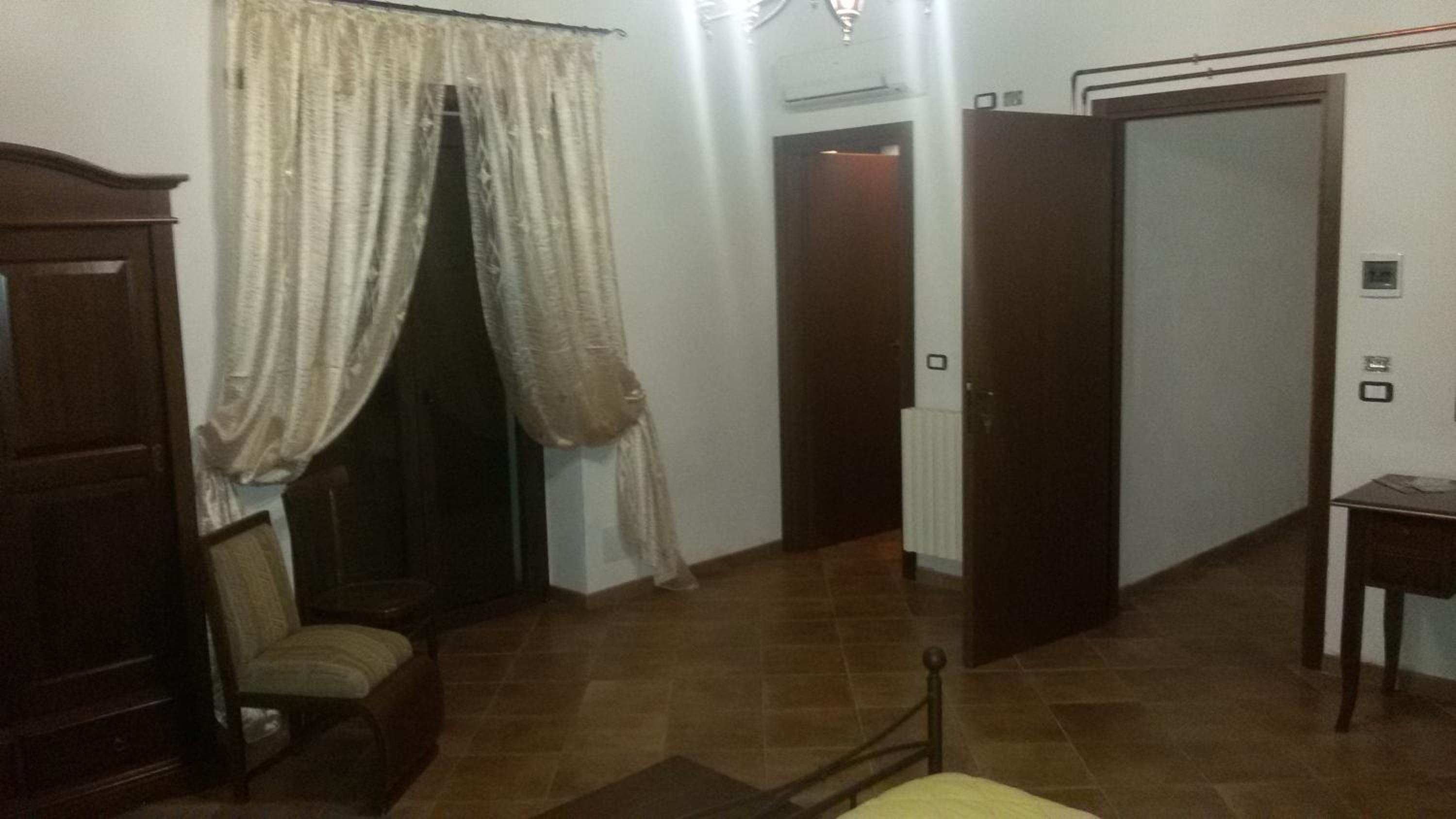 Deluxe Room (2 Adults + 1 Child) - Photo 1