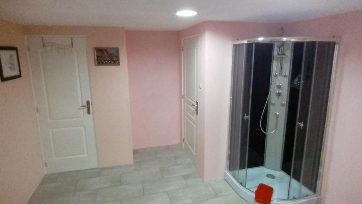 Single Room with Private Bathroom photo 3