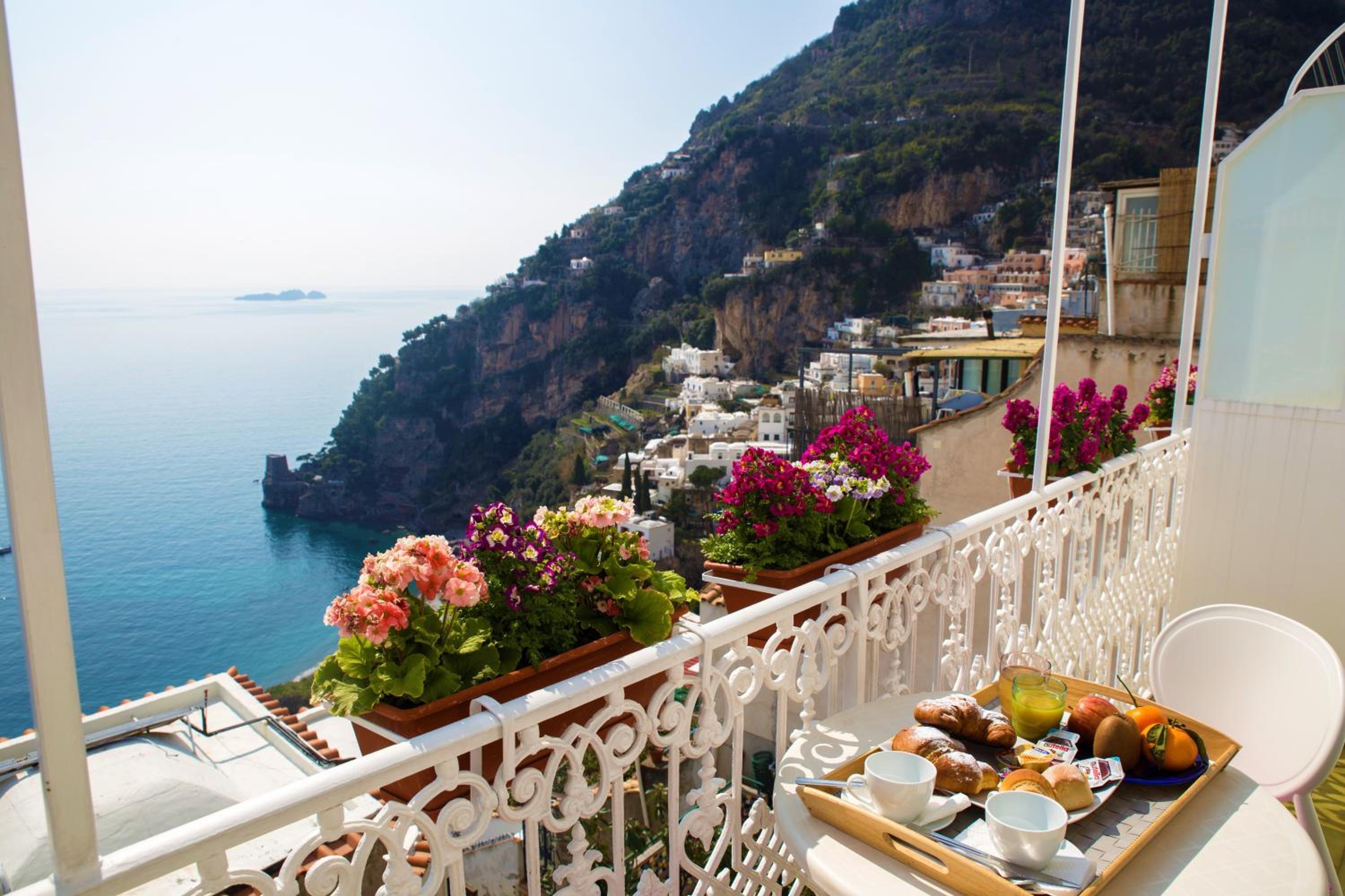 Deluxe Double Room with Balcony and Sea View photo 2