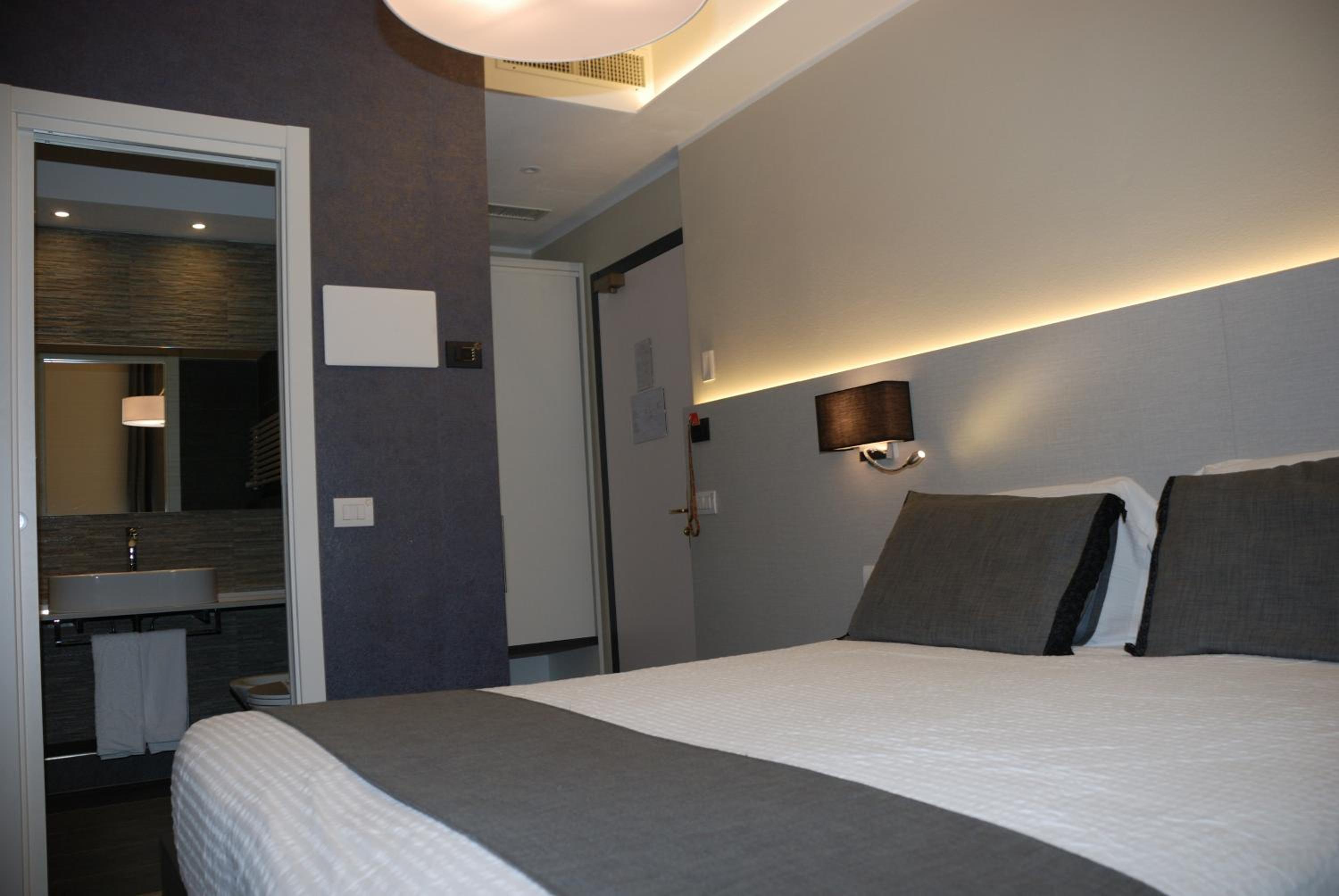 Double or Twin Room - Photo 5