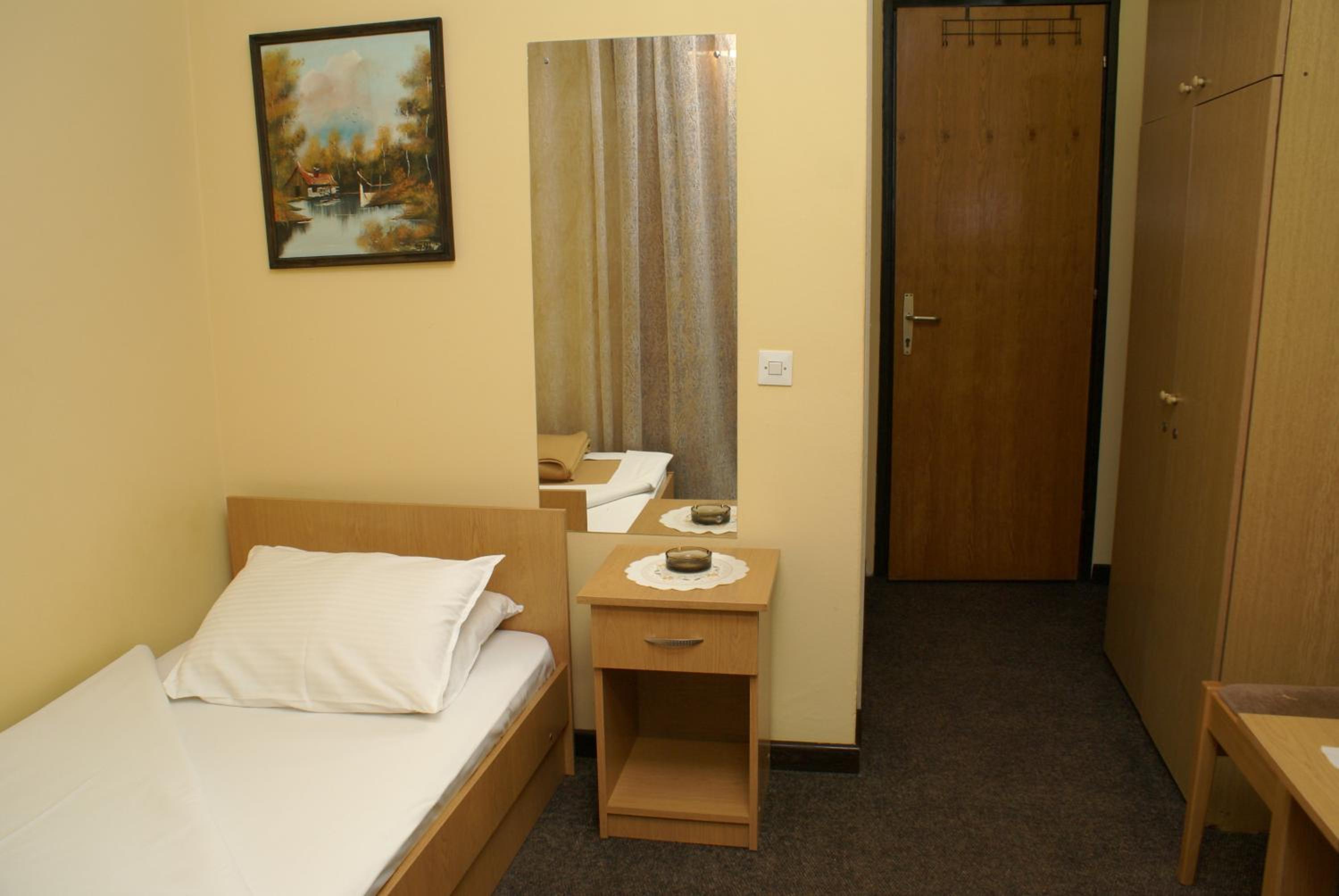 Single Room with Bathroom photo 2