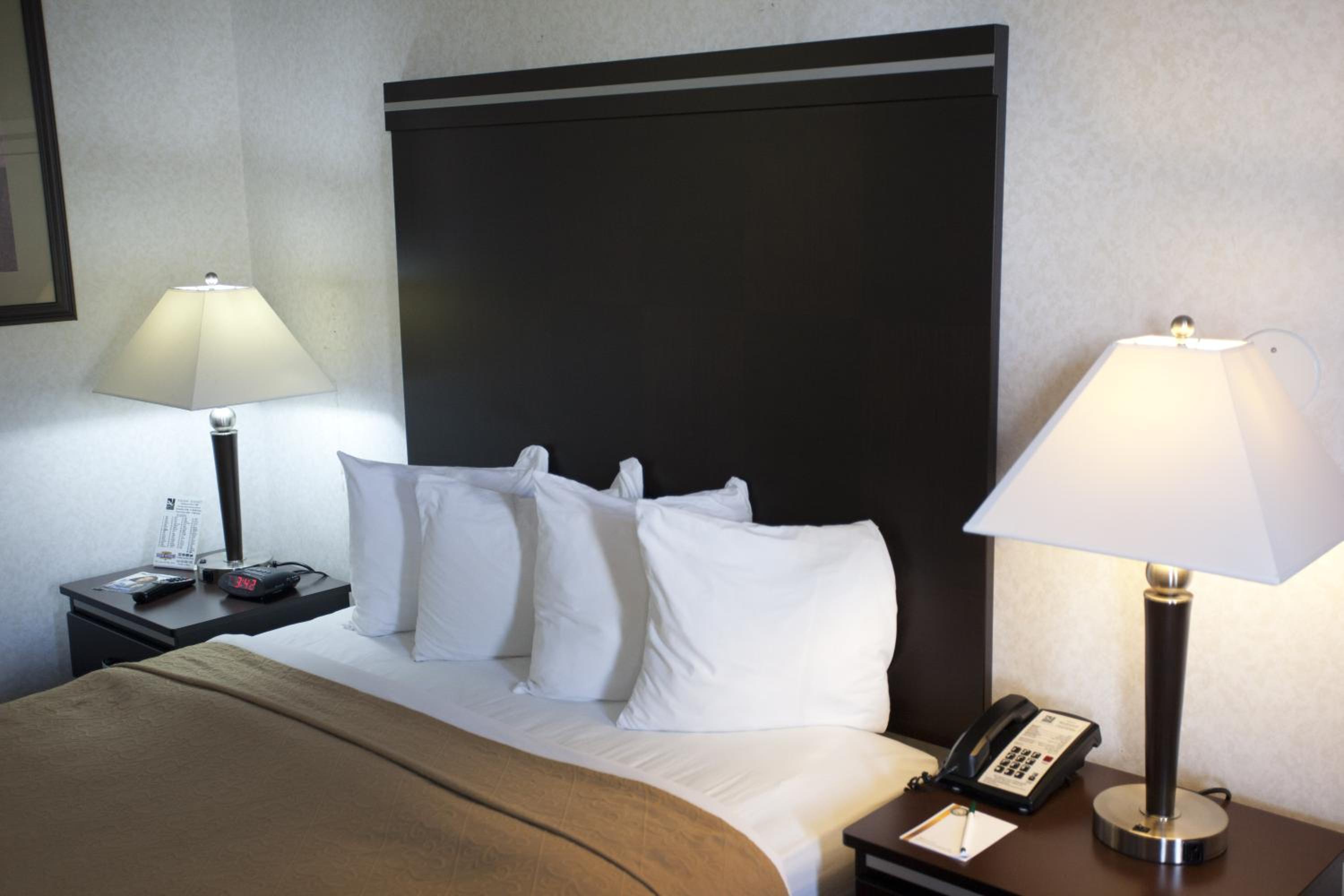 Standard Queen Room with Two Queen Beds - Non-Smoking photo 3