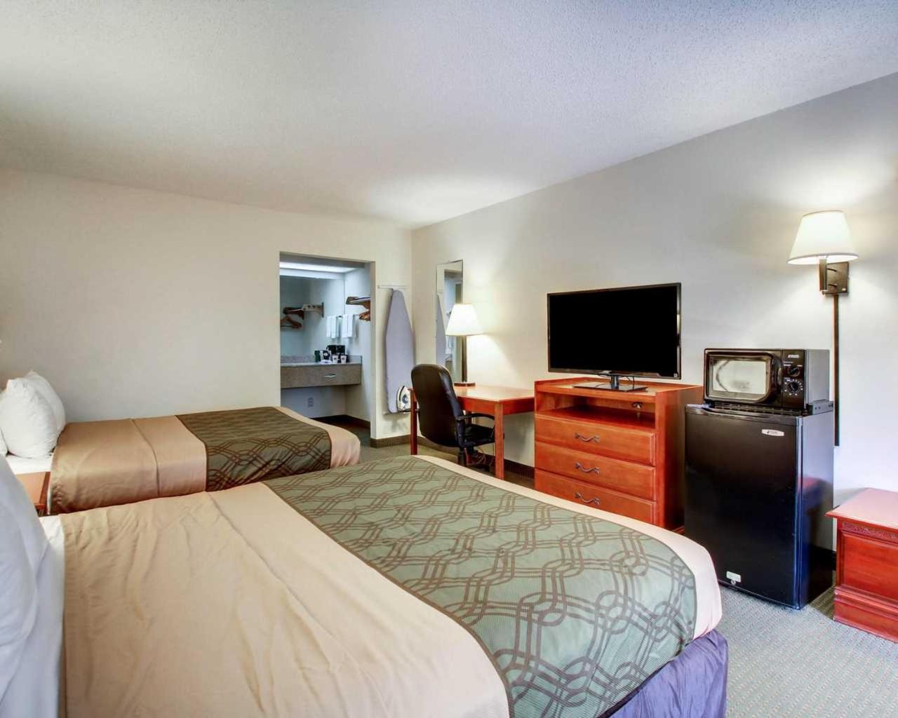 Queen Room with Two Queen Beds - Non-Smoking - Photo 7
