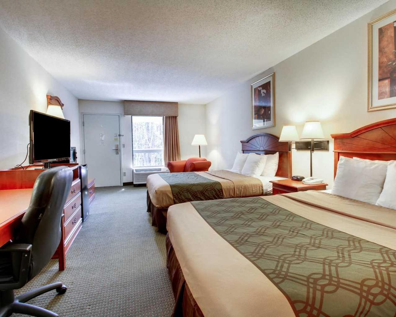 Queen Room with Two Queen Beds - Non-Smoking - Photo 1