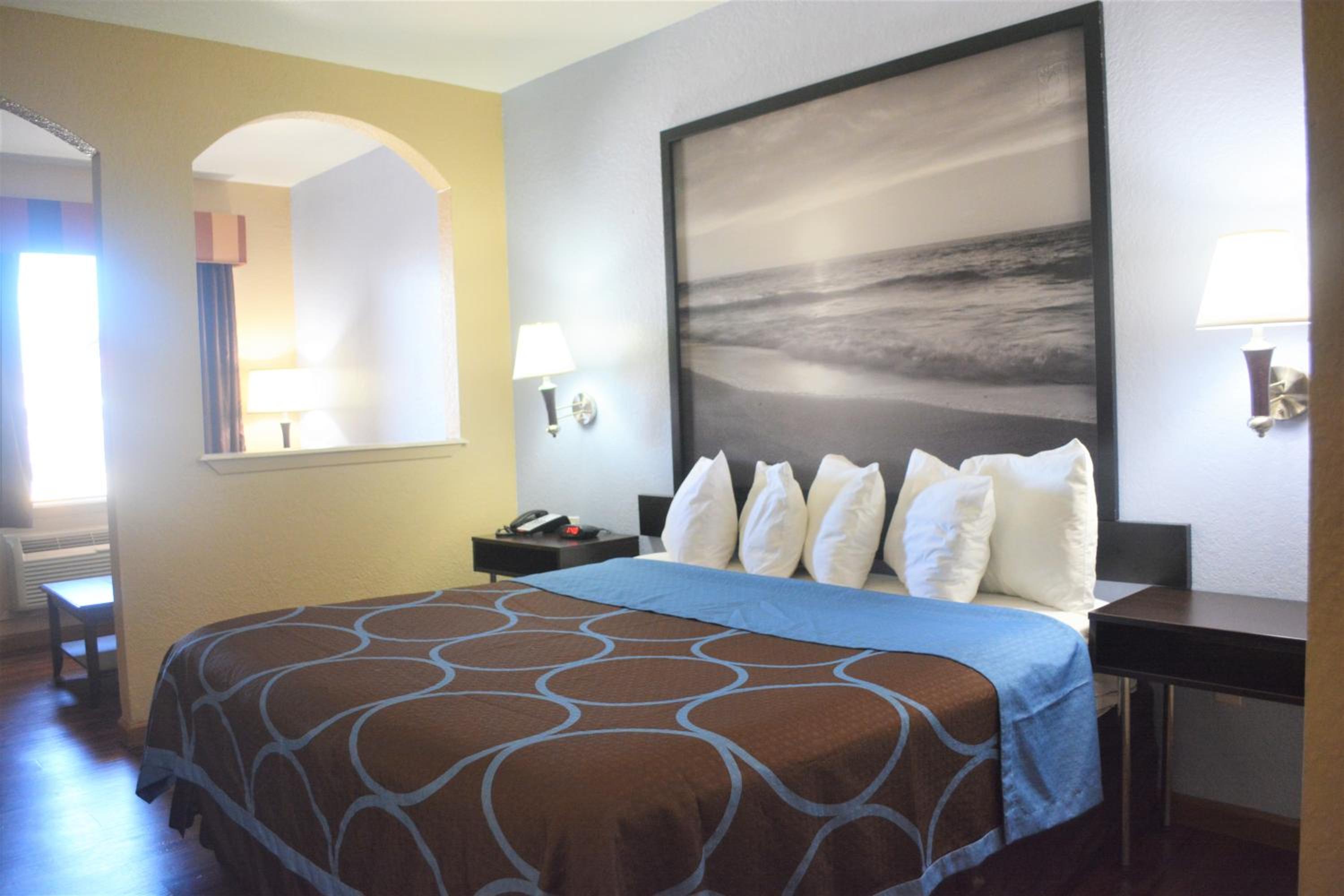King Room - Non-Smoking - Photo 2