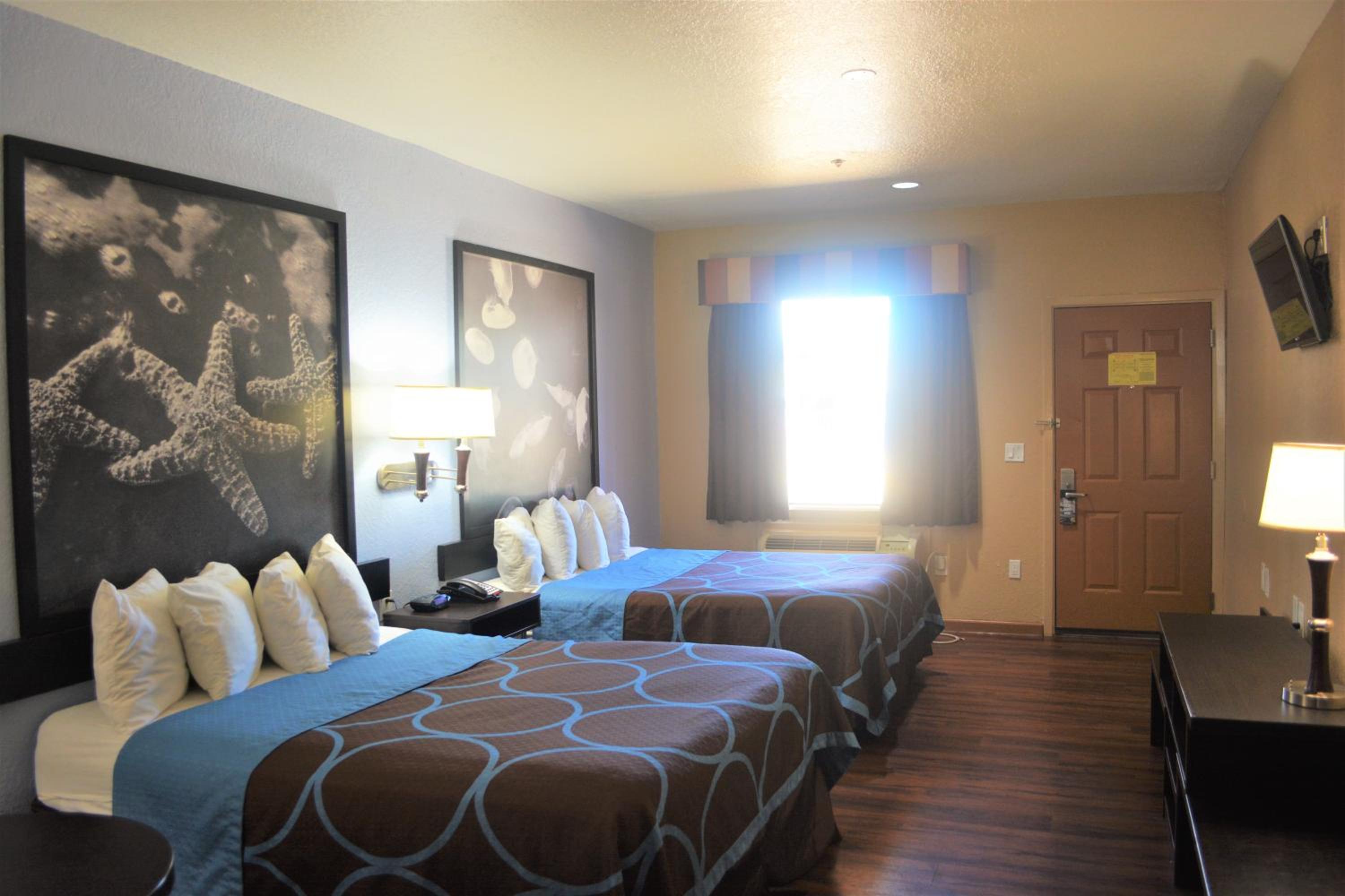 Queen Room with Two Queen Beds - Non-Smoking - Photo 3