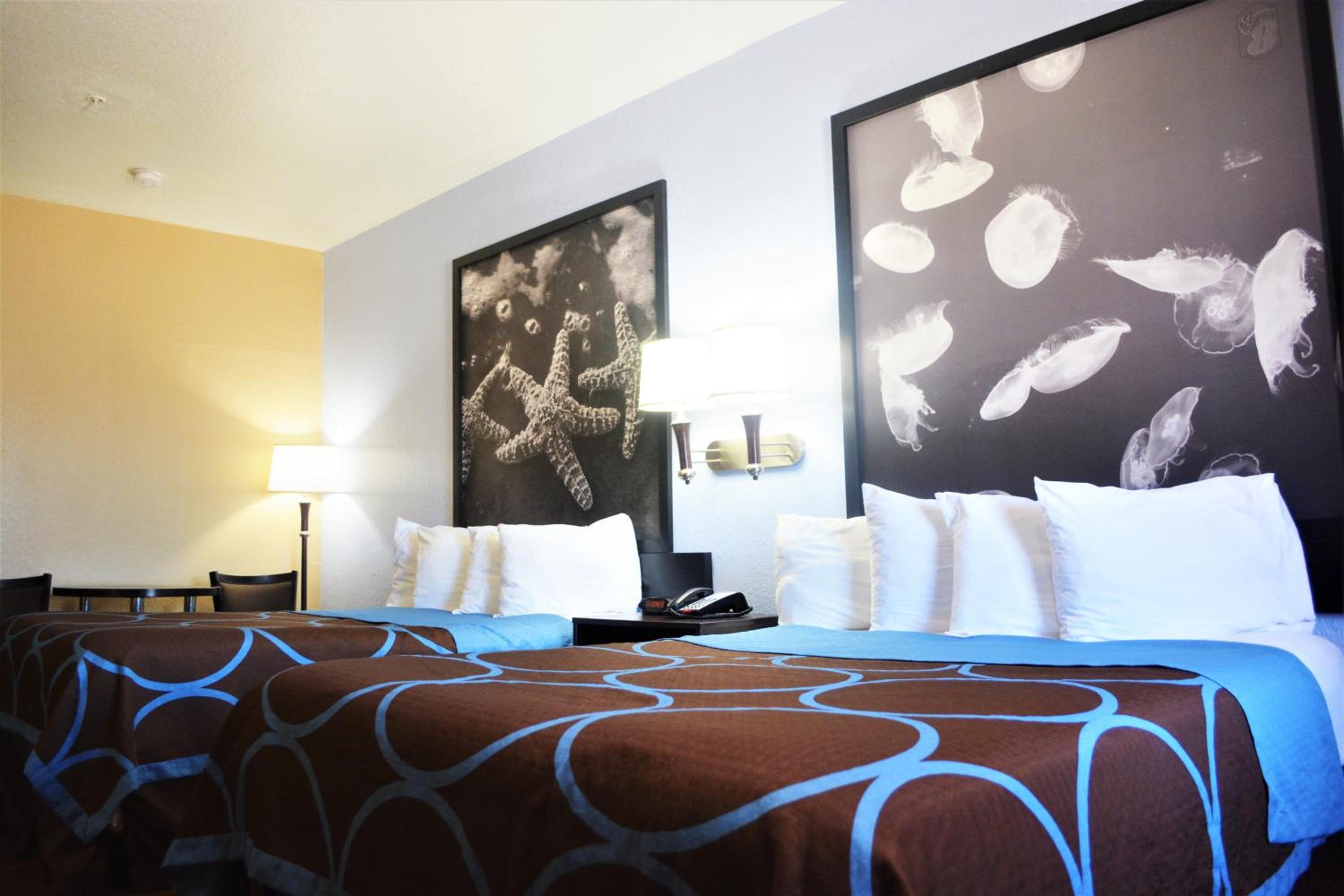 King Room with Two King Beds - Non-Smoking - Photo 4