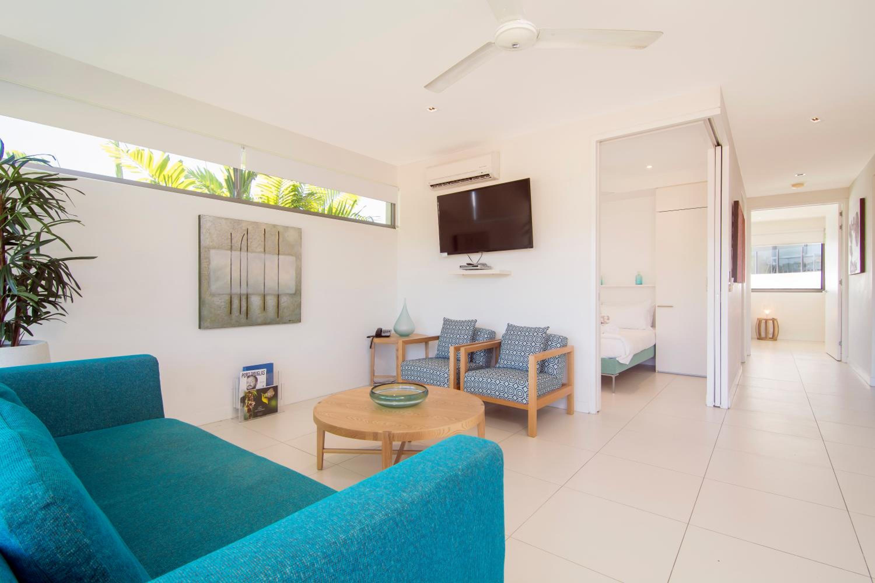 Two-Bedroom Apartment with Pool and Mountain View photo 2
