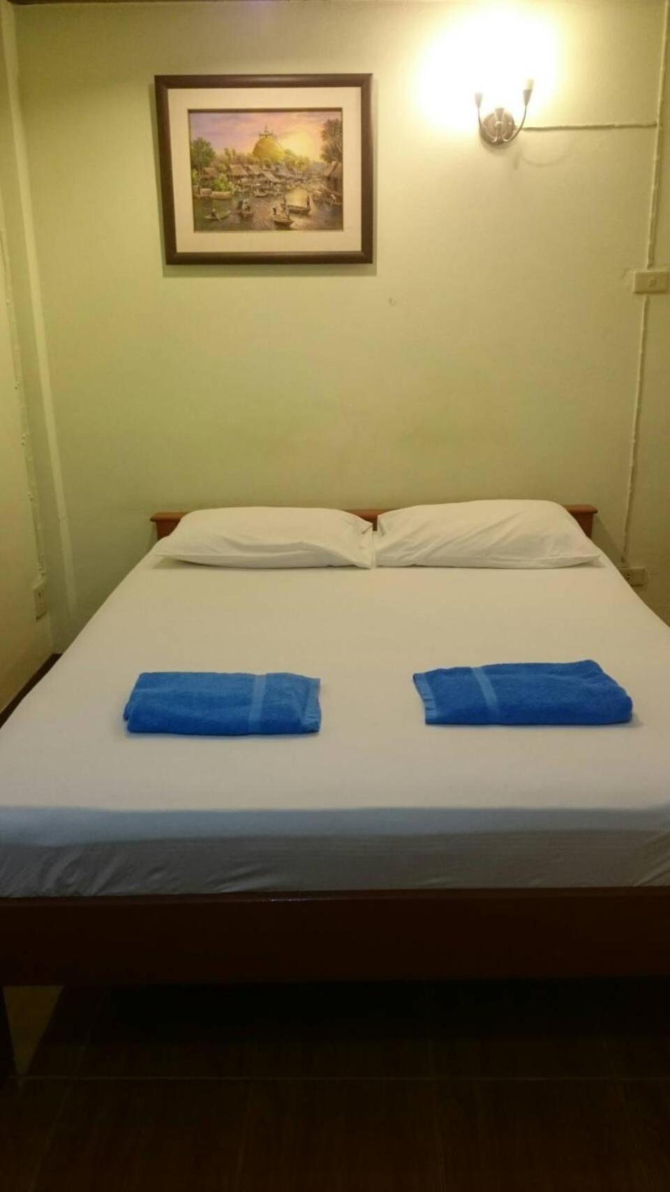 Deluxe Room with Private Bathroom photo 2