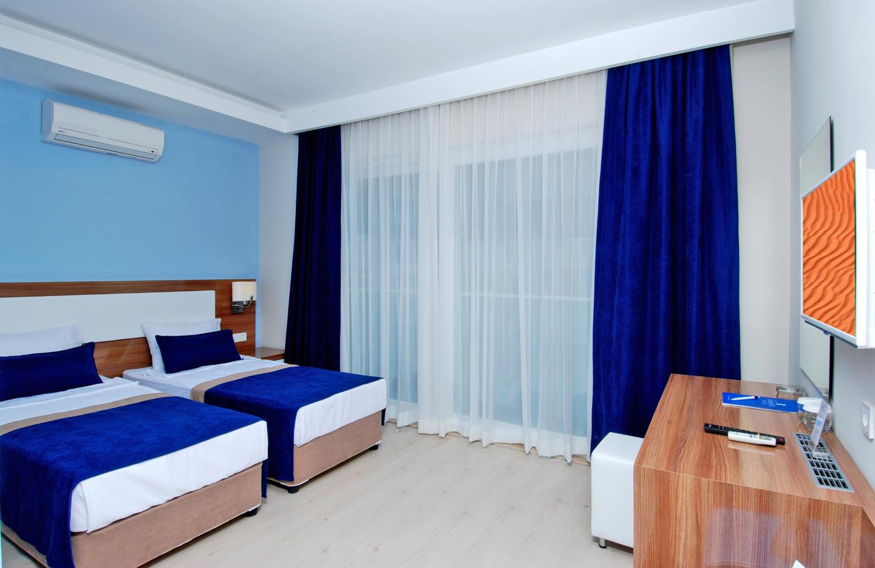 Family Room (3 Adults + 1 Child)