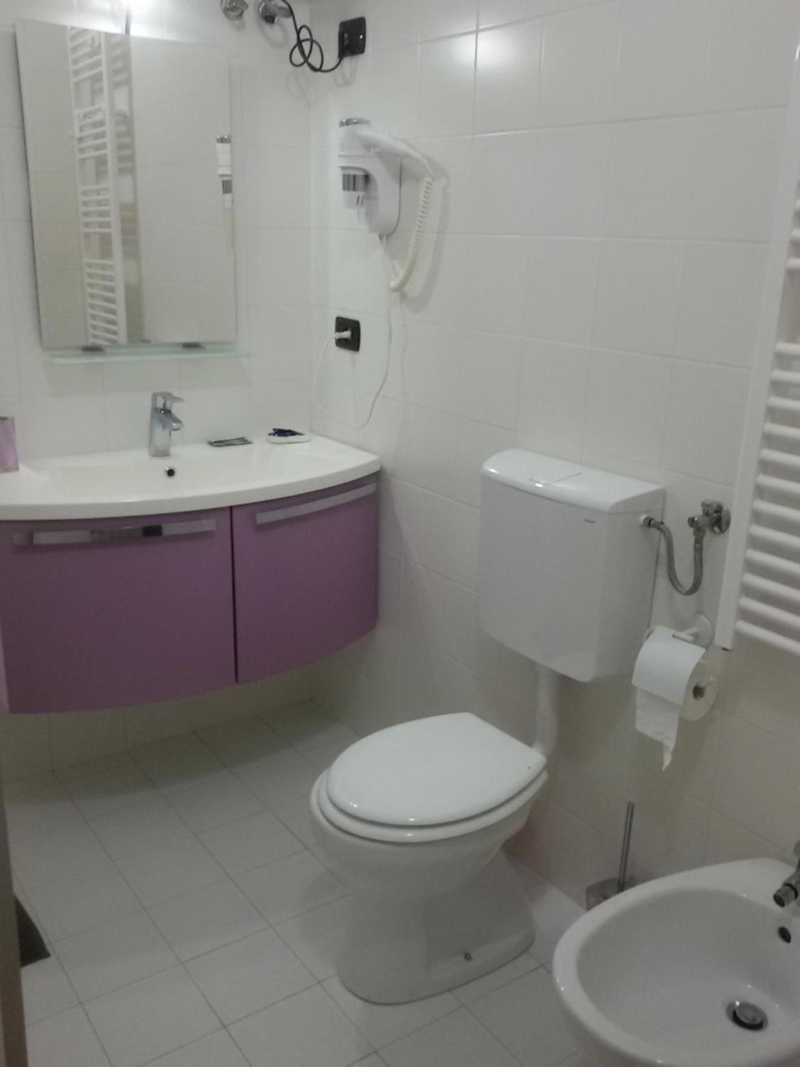 Double Room with Private Bathroom - Photo 13