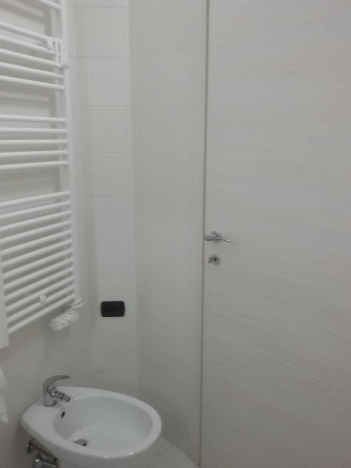 Double Room with Private Bathroom - Photo 17